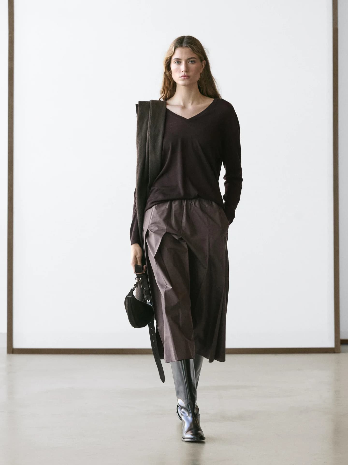 Вязаный свитер оверсайз с V-образным вырезом