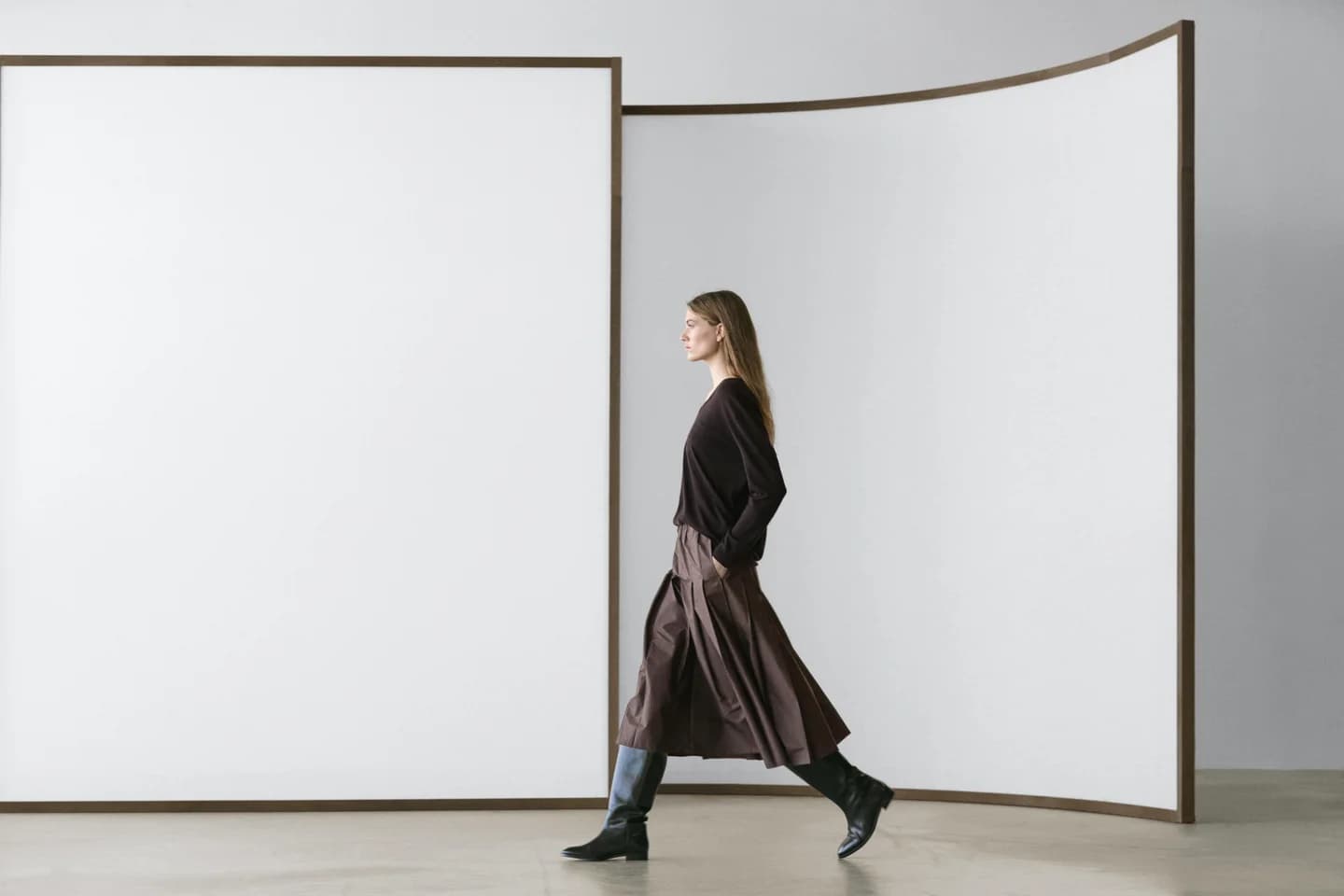 Вязаный свитер оверсайз с V-образным вырезом - фото 4