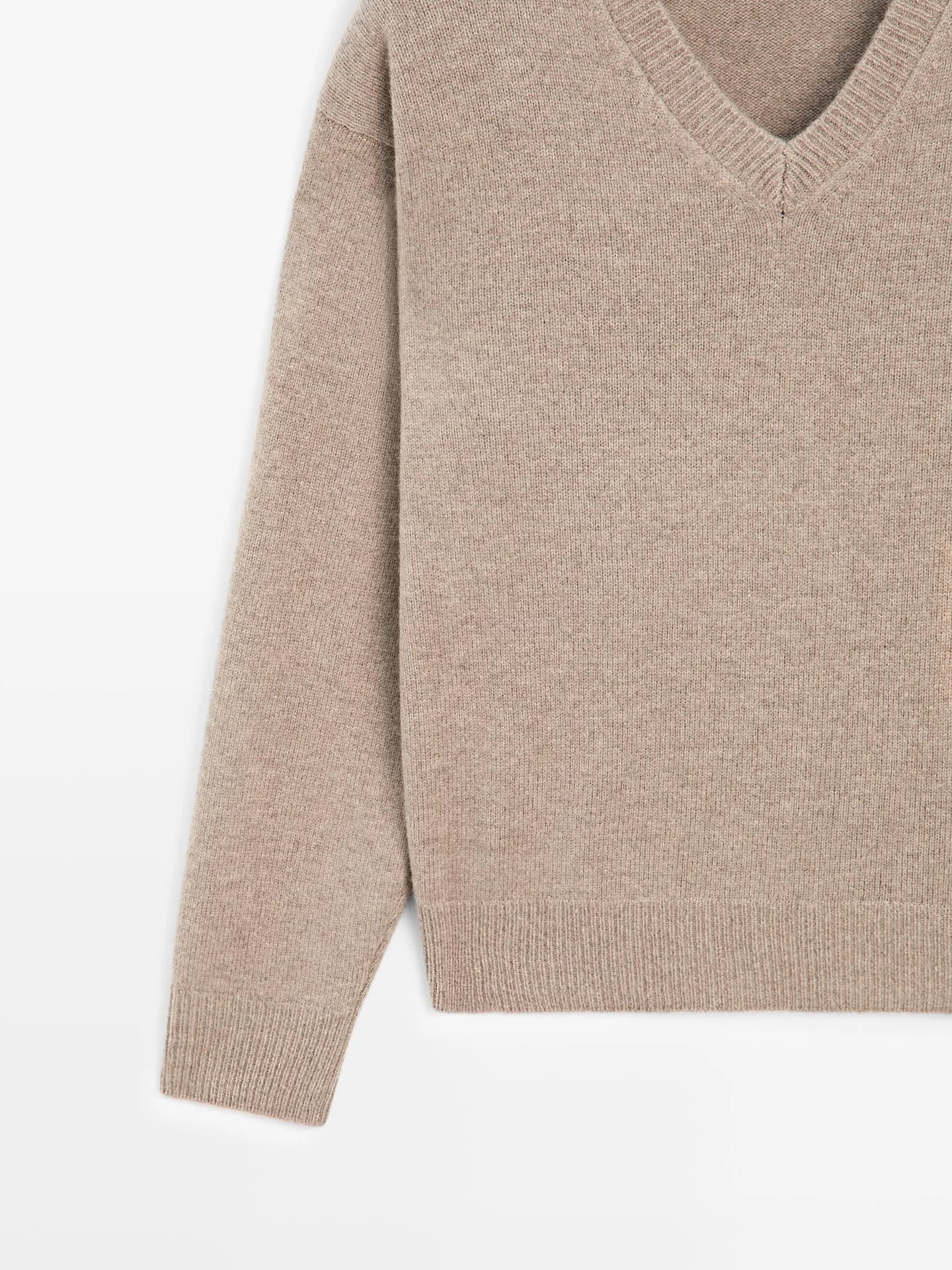 Вязаный свитер с V-образным вырезом и нашивками на локтях. - фото 2