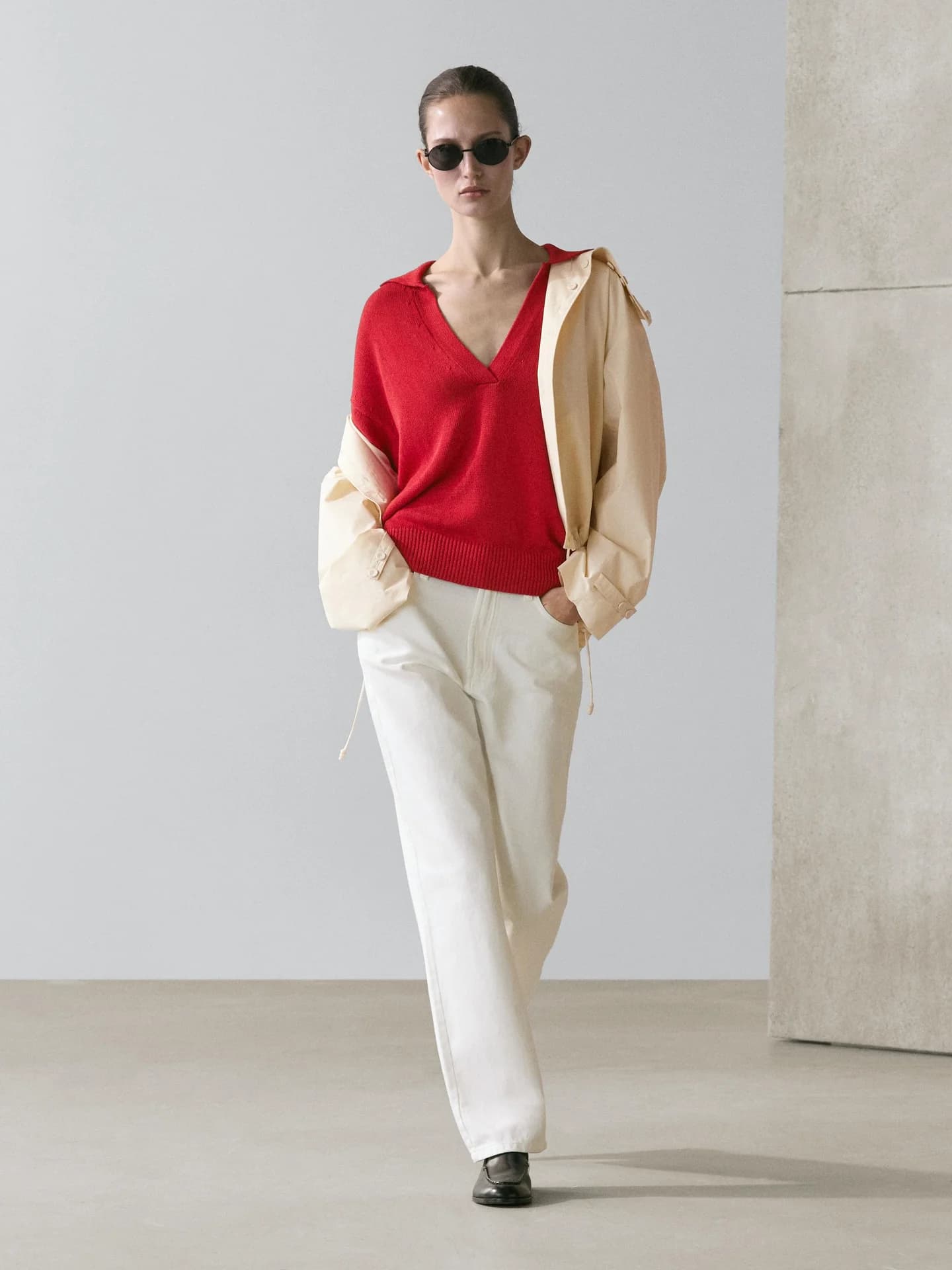 Свитер-поло из струящегося трикотажа. - фото 2