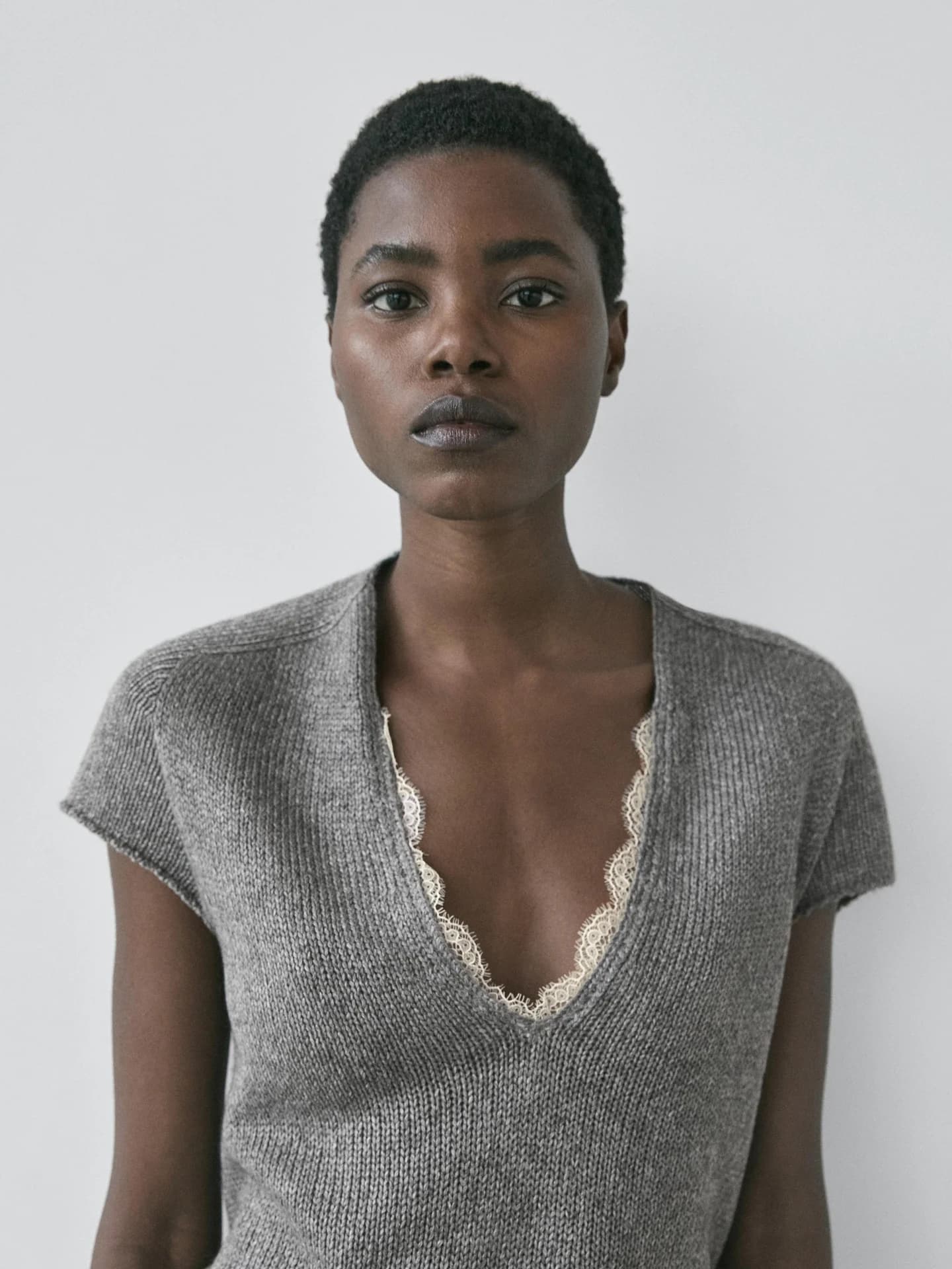 Вязаный свитер с короткими рукавами и кружевом - фото 6