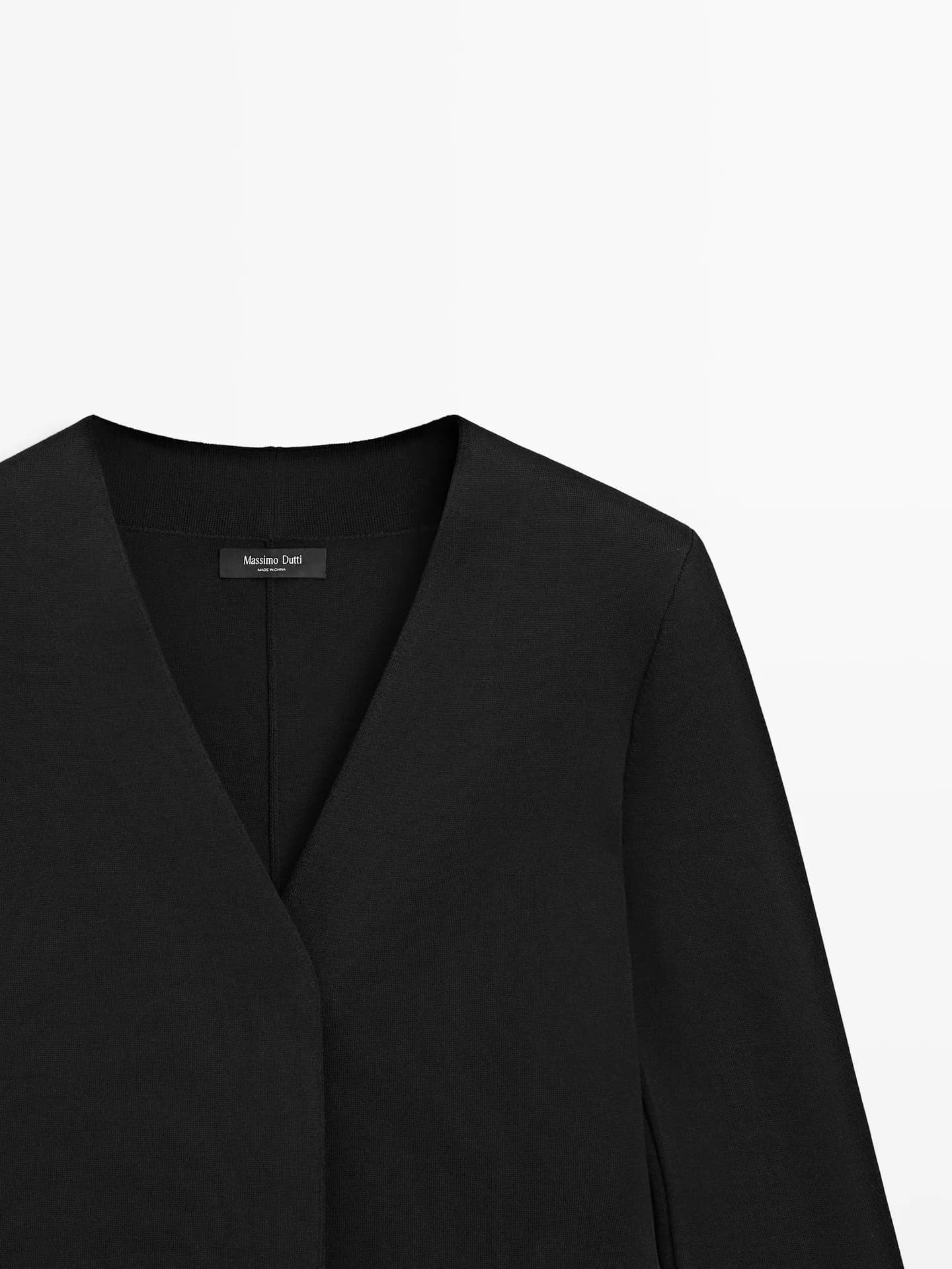 Вязаный пиджак с V-образным вырезом и молнией.