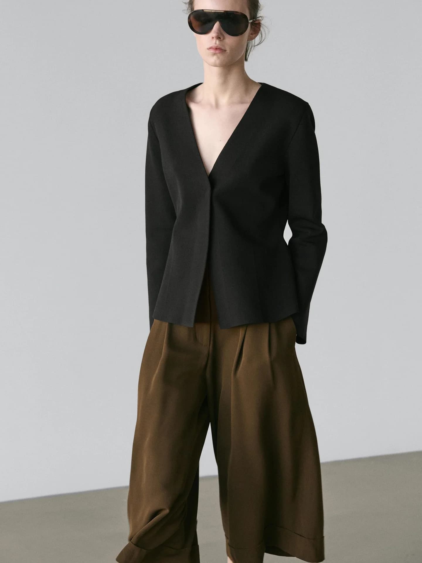 Вязаный пиджак с V-образным вырезом и молнией. - фото 10