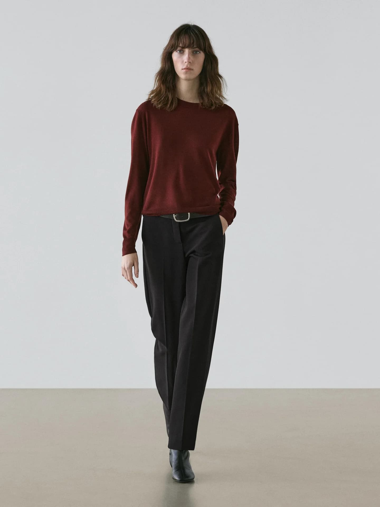 Тонкий вязаный свитер из 100% шерсти с круглым вырезом.