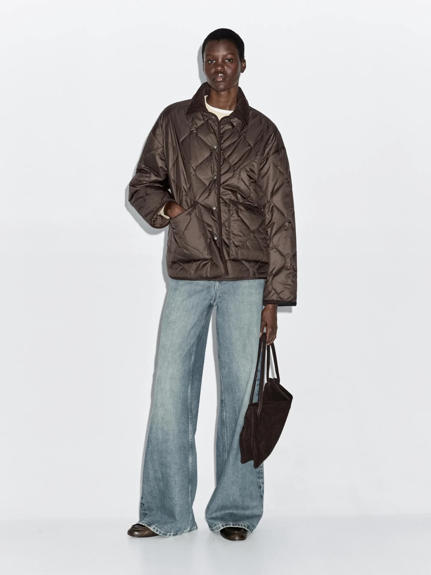 Гидрофобная стеганая куртка с вельветовыми элементами.