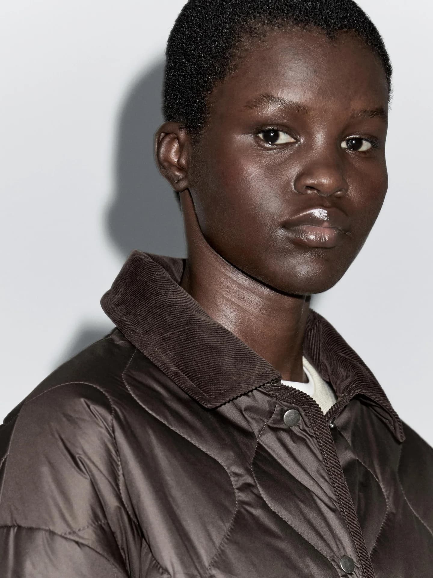 Гидрофобная стеганая куртка с вельветовыми элементами. - фото 3