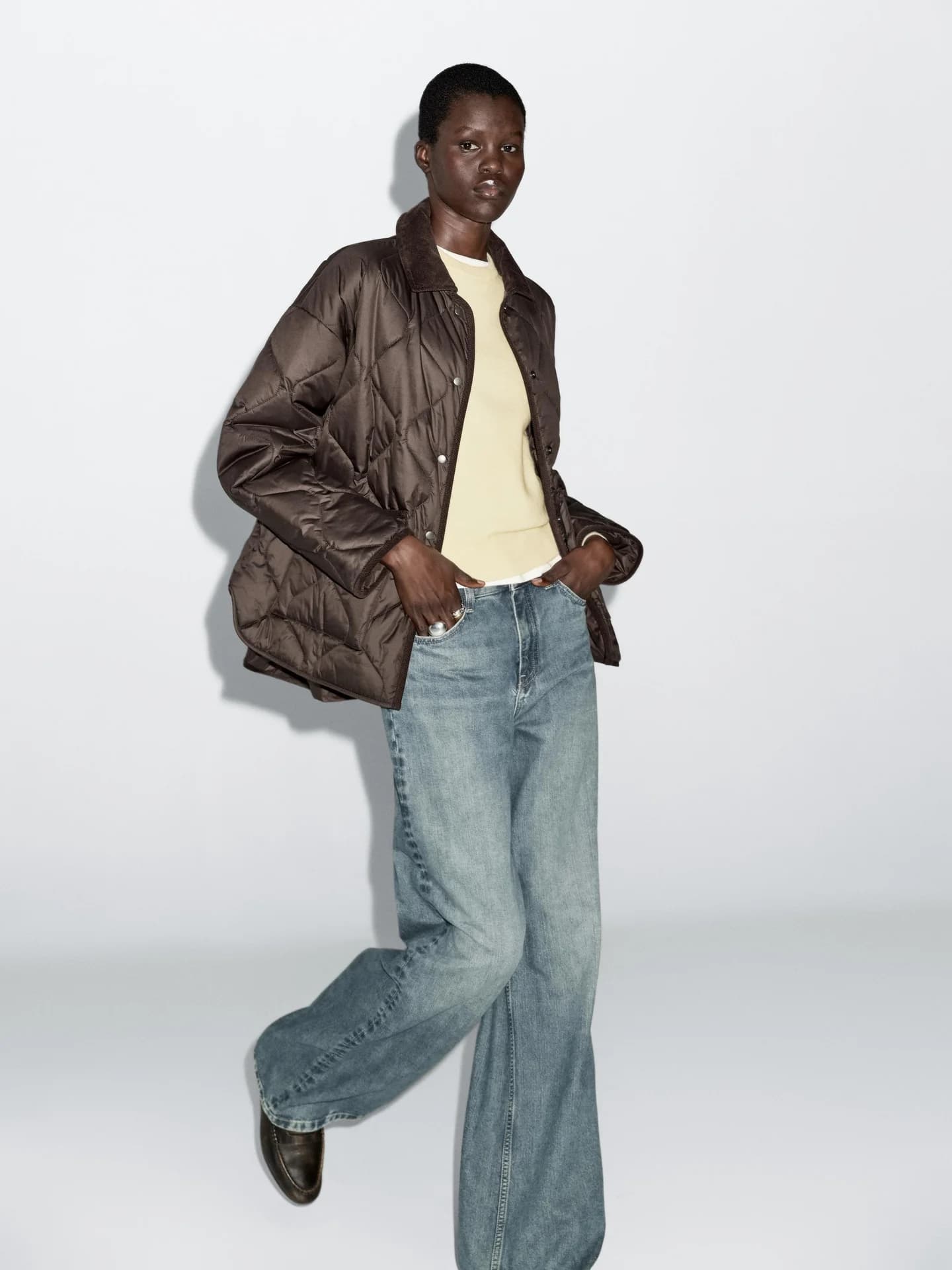 Гидрофобная стеганая куртка с вельветовыми элементами. - фото 4