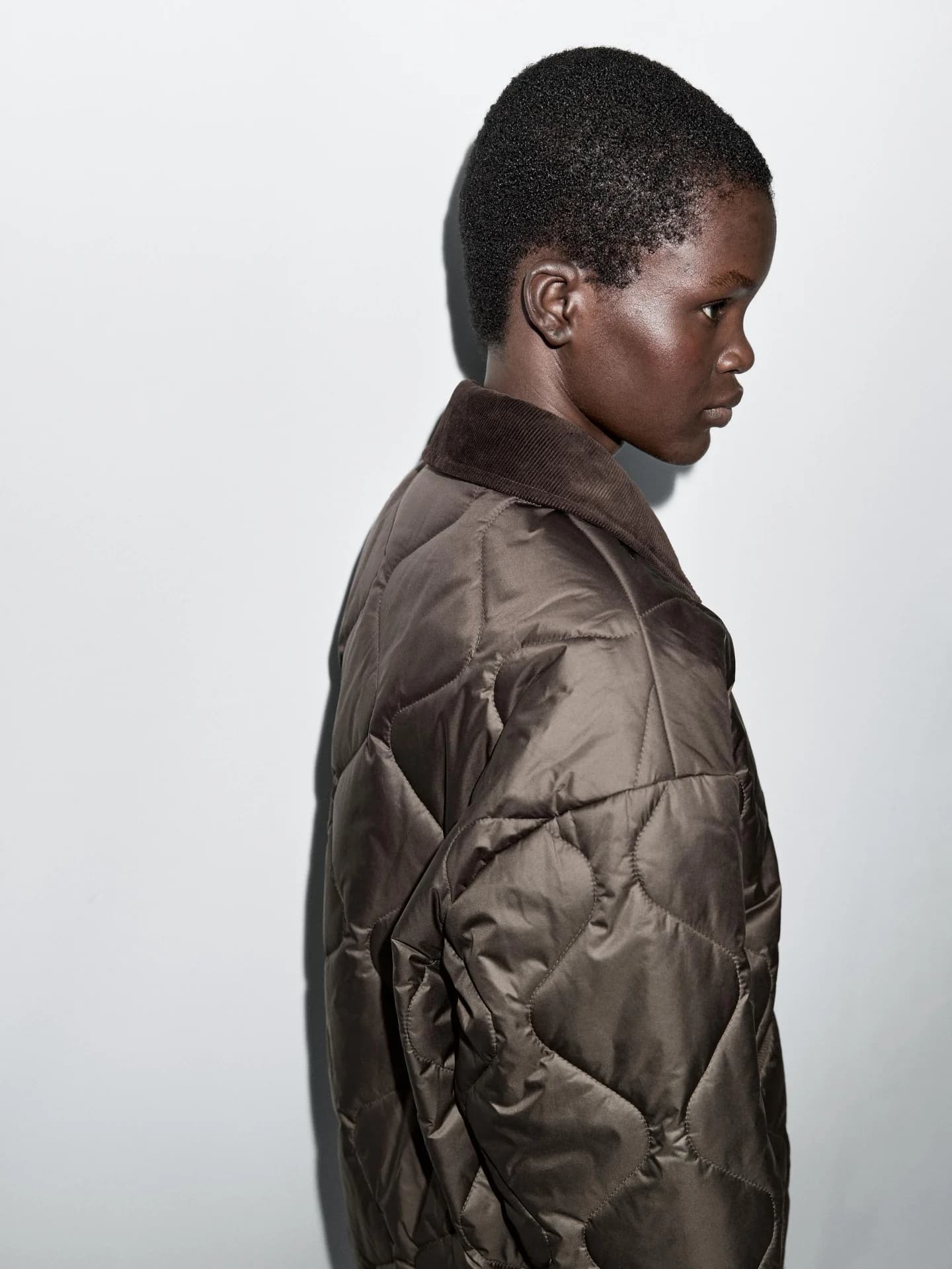 Гидрофобная стеганая куртка с вельветовыми элементами. - фото 10