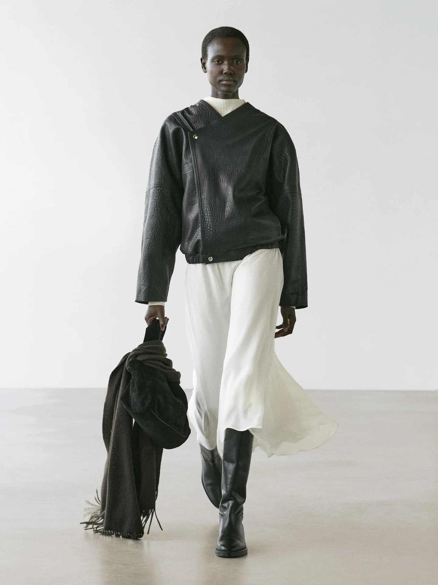 Кожаный бомбер - фото 5