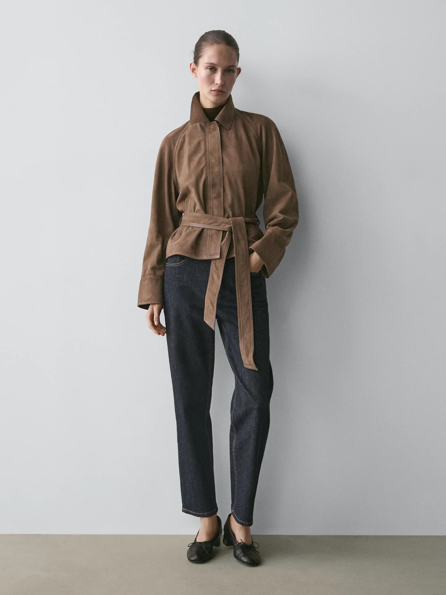 Замшевая куртка с кожаным ремнем - фото 9