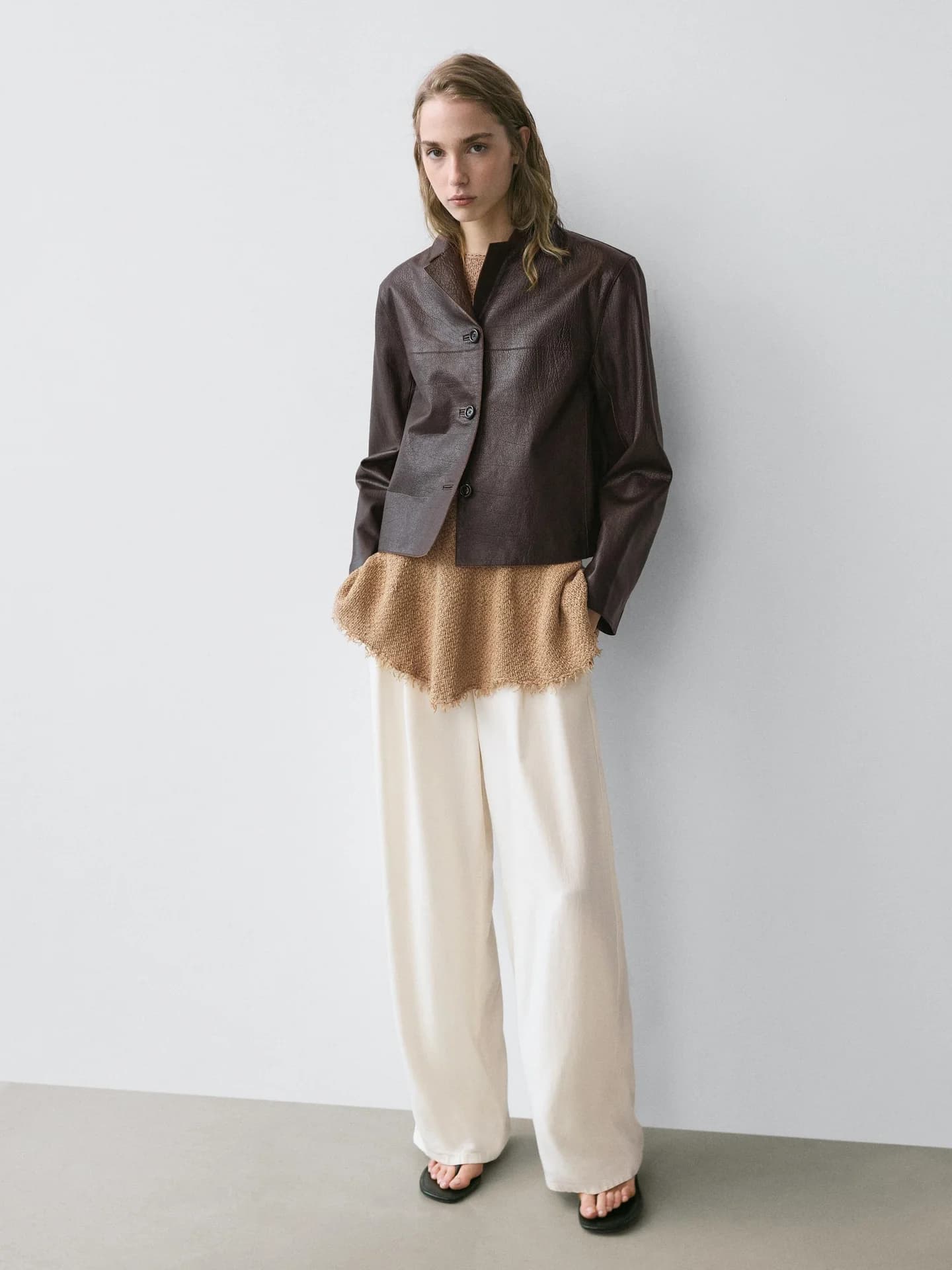 Короткая куртка из кожи наппа - фото 9