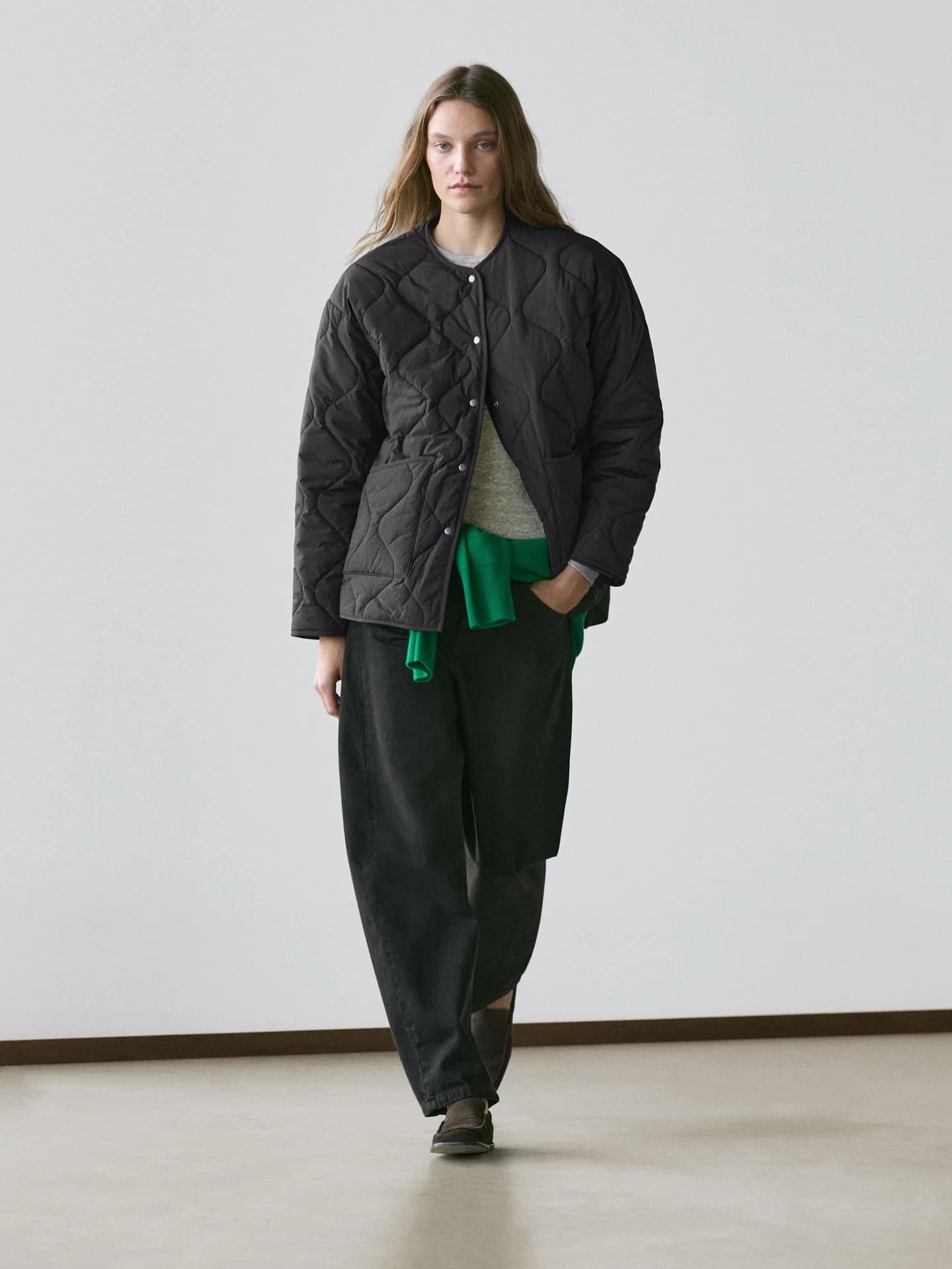 Стеганая куртка-кейп - фото 9