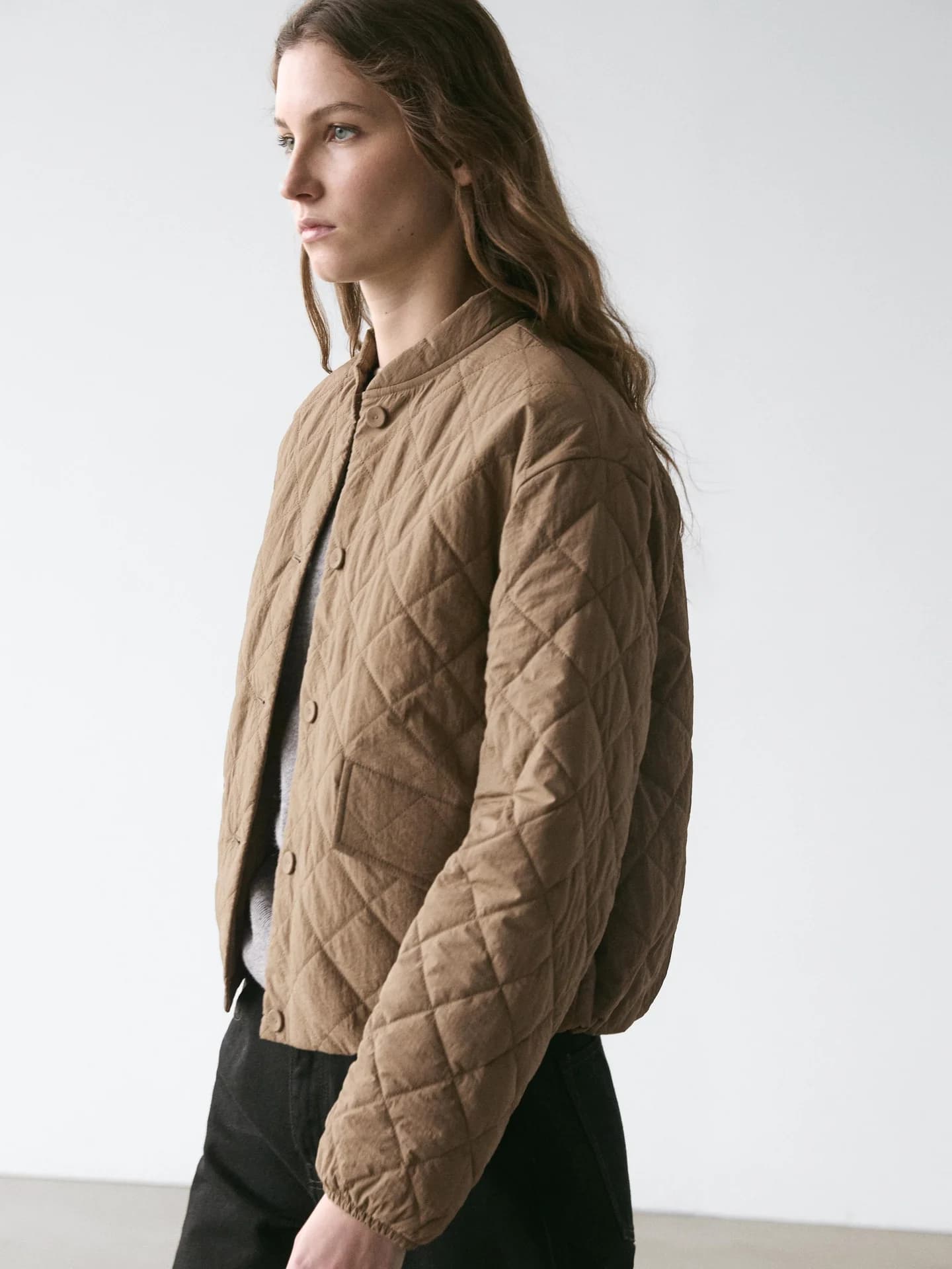 Легкая короткая стеганая куртка - фото 10