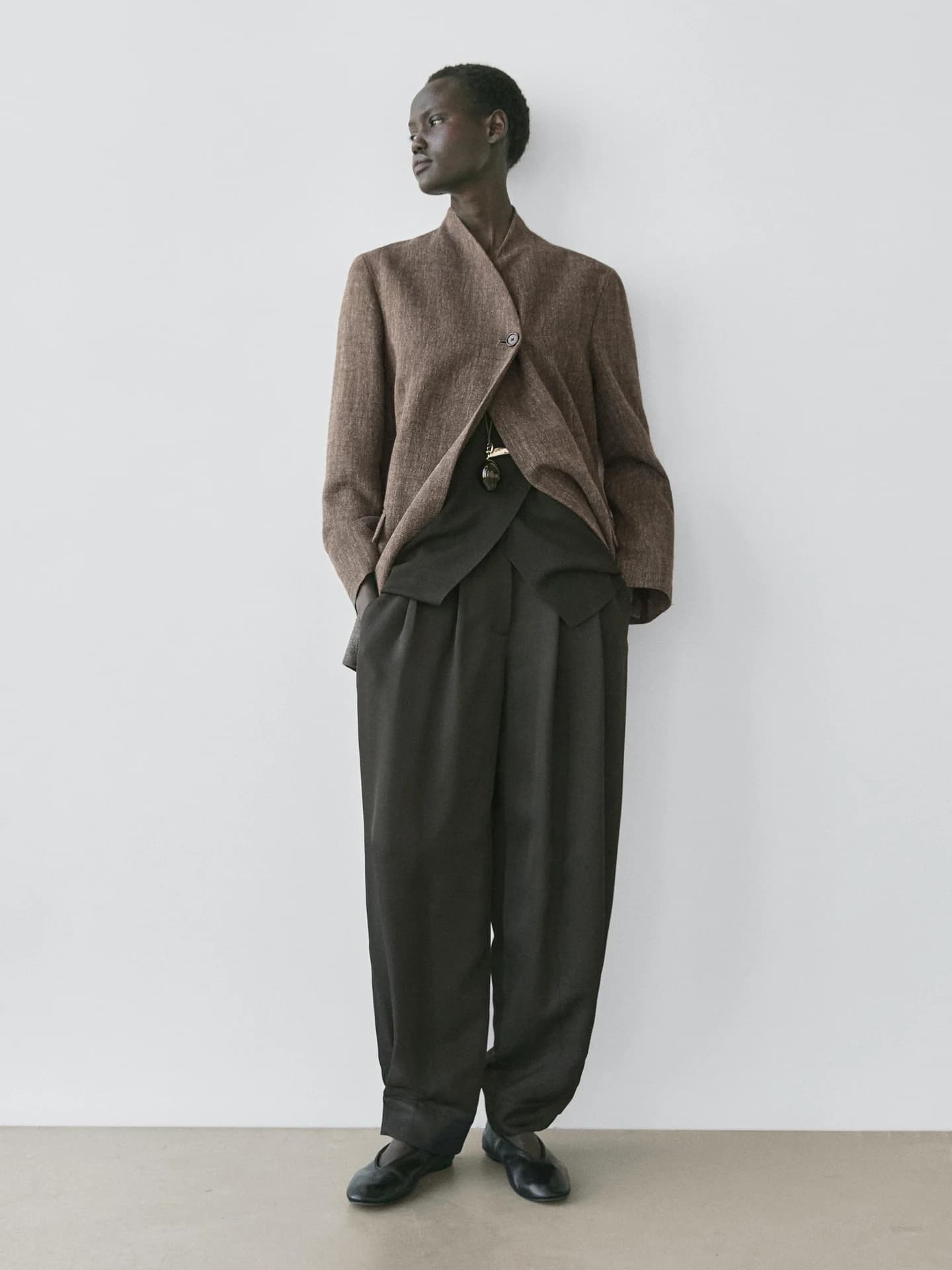 Пальто из смесовой шерсти с высоким воротником. - фото 17