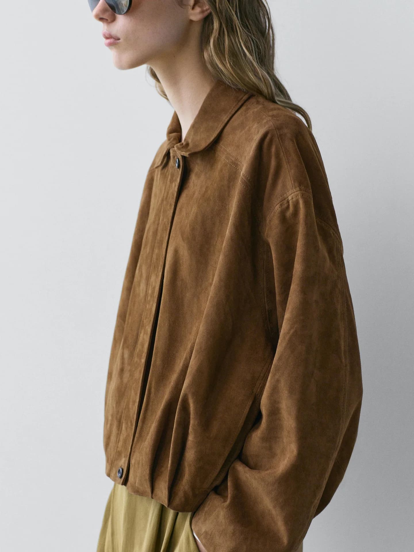 Короткий бомбер из замшевой кожи - фото 4