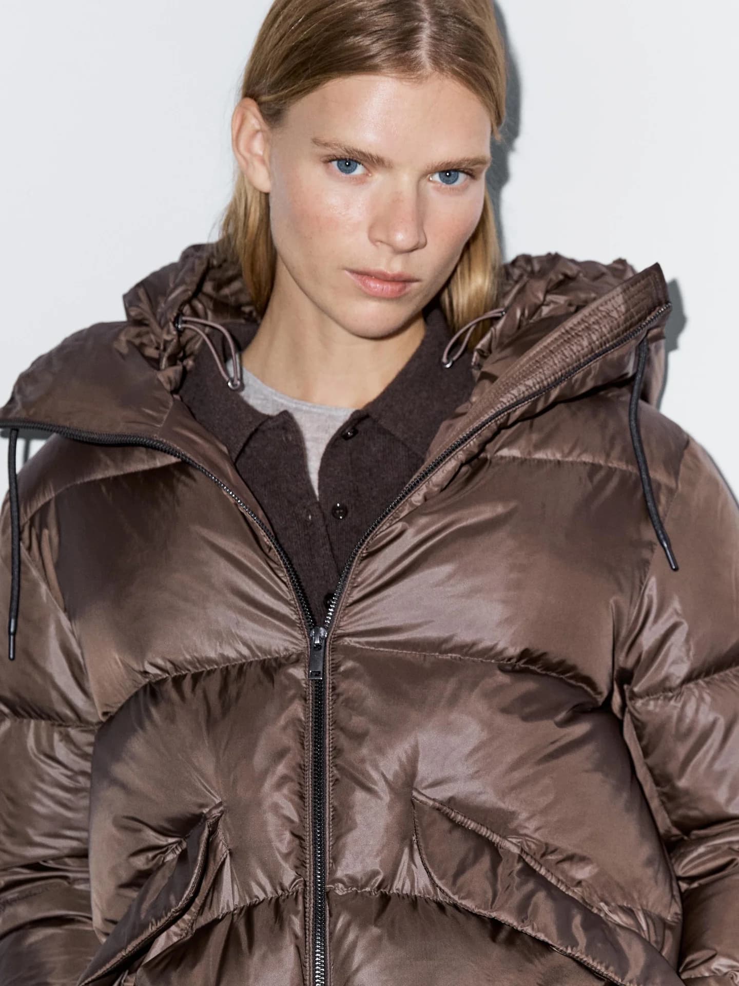 Гидрофобный блестящий пуховик - фото 10