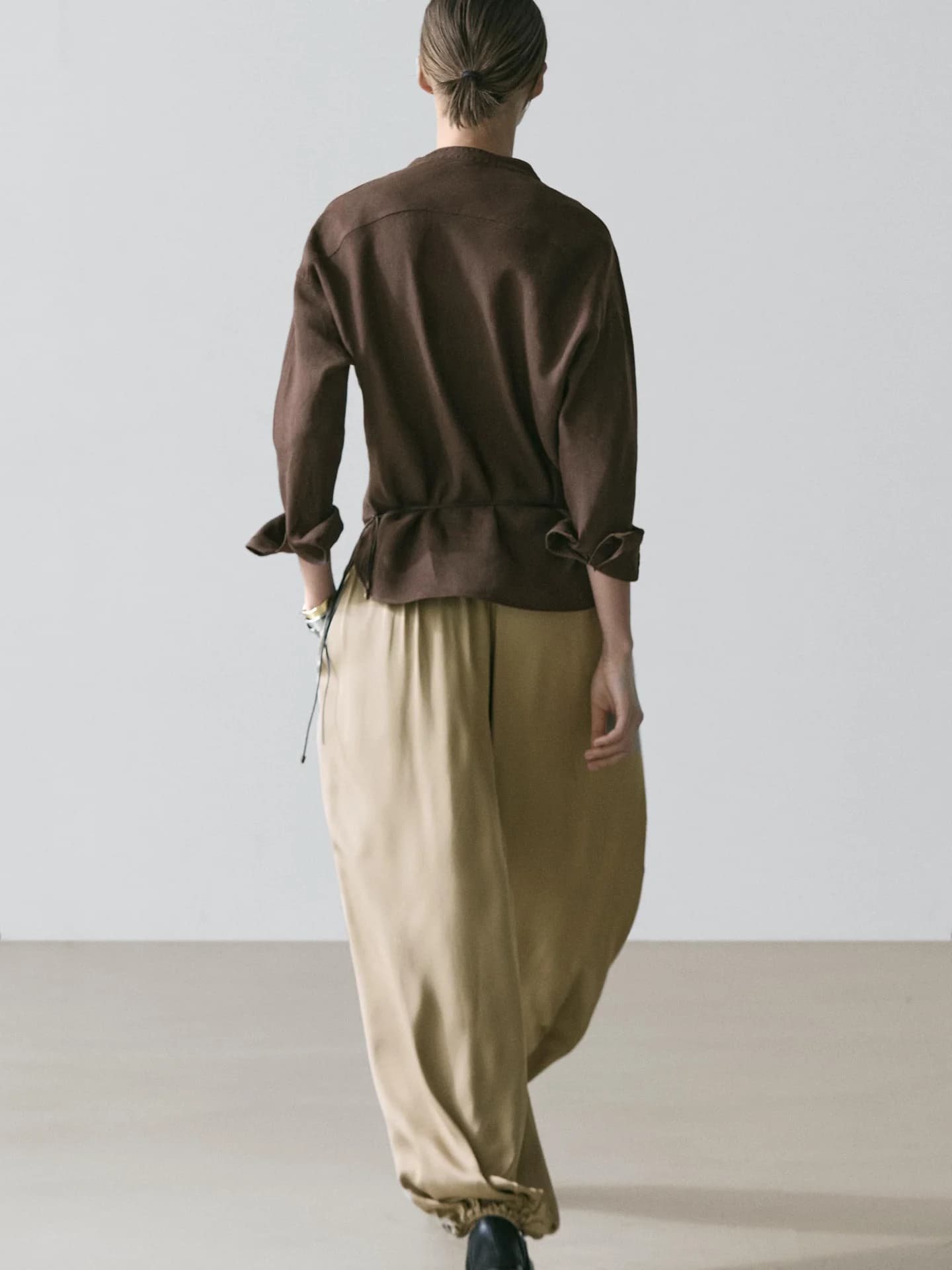 Рубашка из 100% льна с воротником стойкой и застежкой.