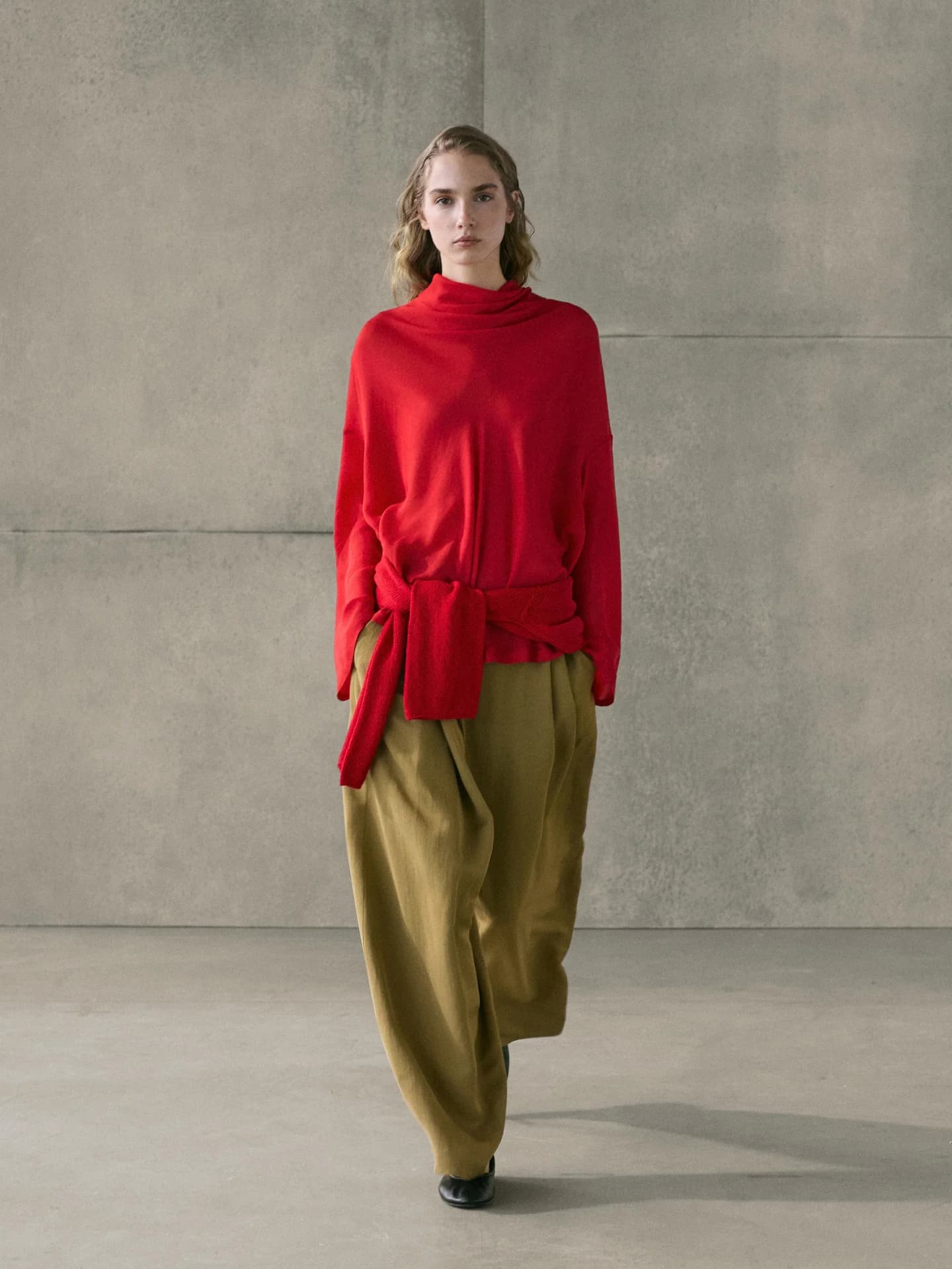 Свободная блузка с драпированным вырезом - фото 10