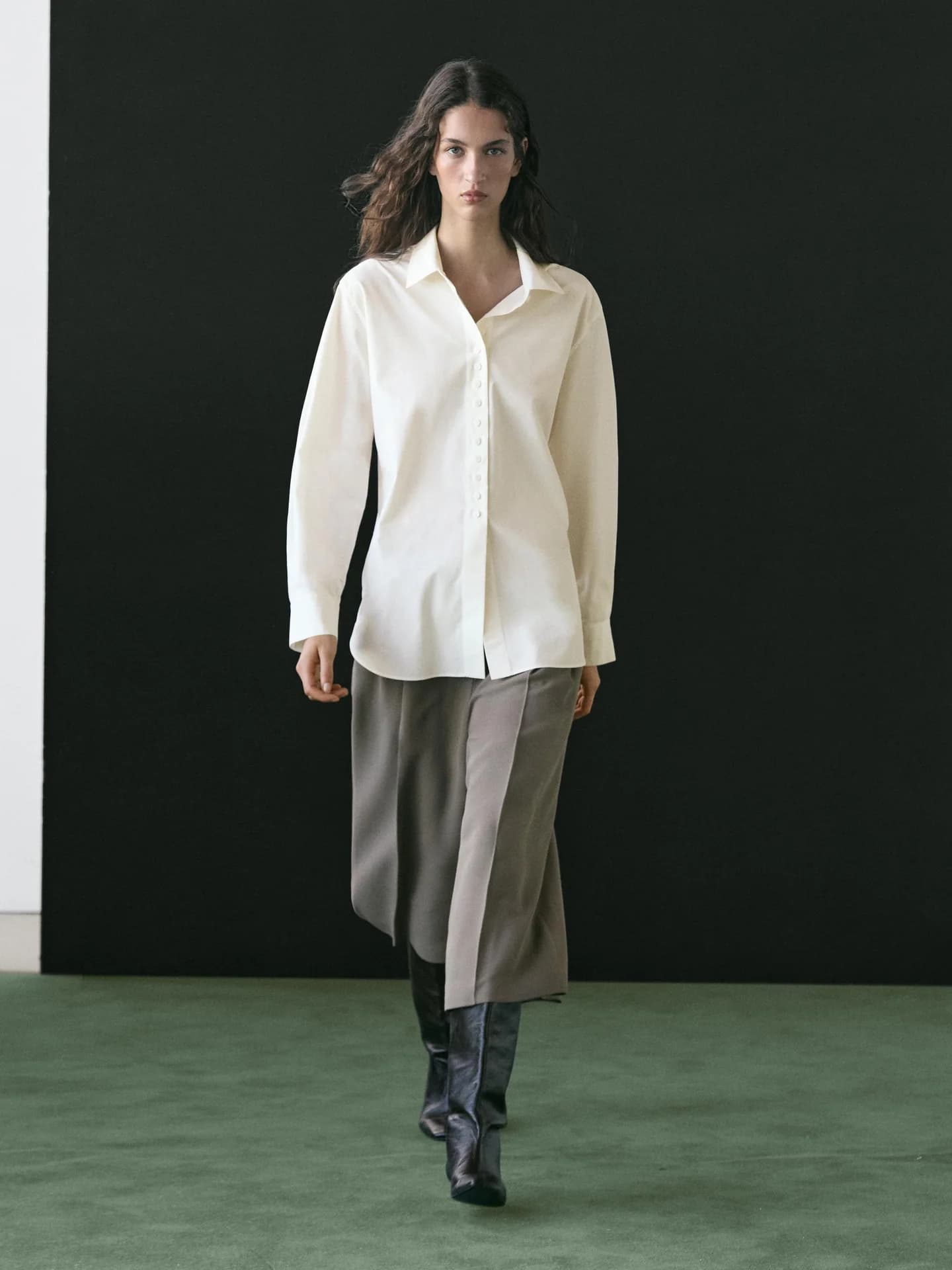 Рубашка из 100% хлопка с декоративными пуговицами. - фото 10