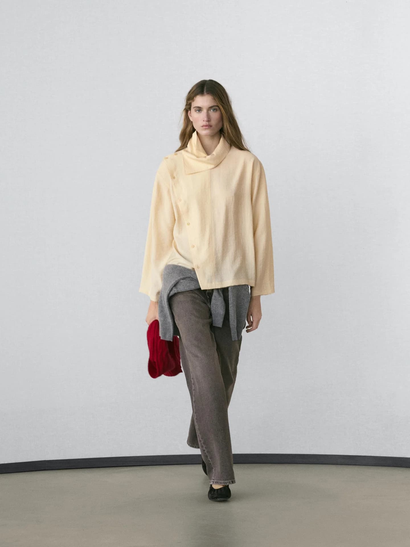 Рубашка с асимметричной застежкой на пуговицы. - фото 10