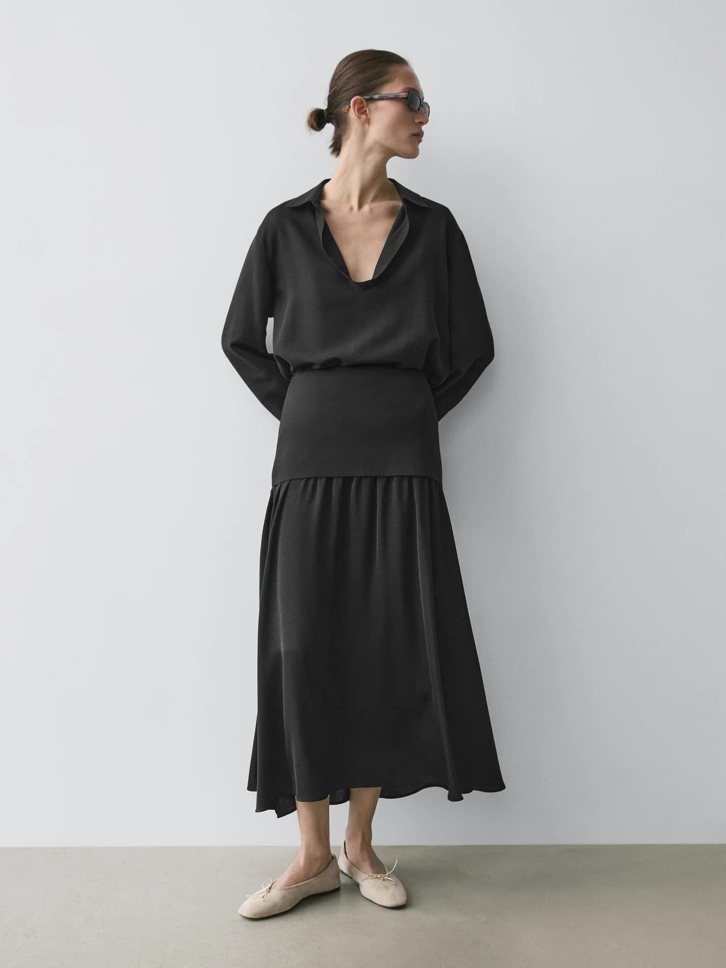 Рубашка свободного кроя с V-образным вырезом из смесового хлопка. - фото 9