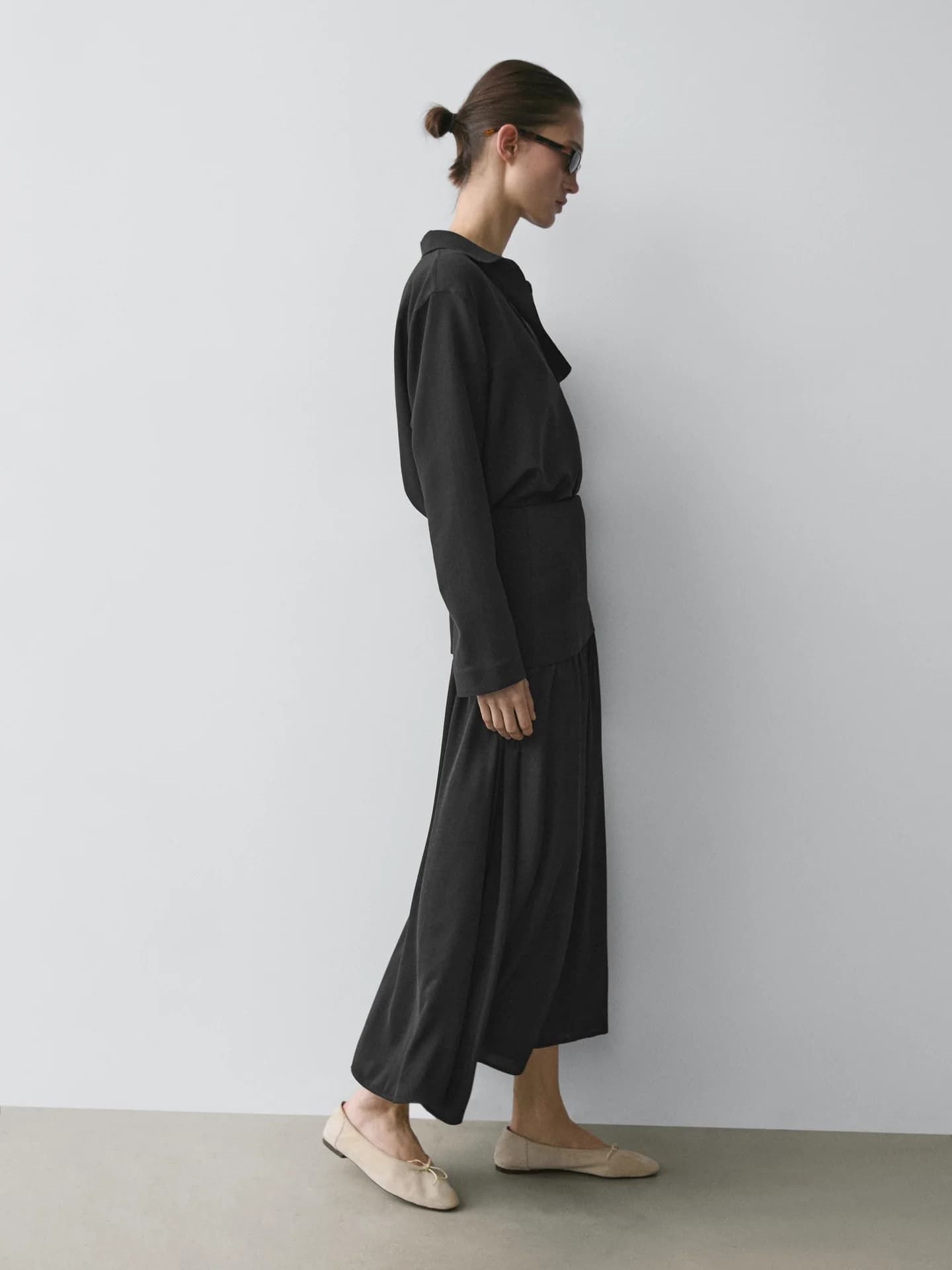 Рубашка свободного кроя с V-образным вырезом из смесового хлопка. - фото 10