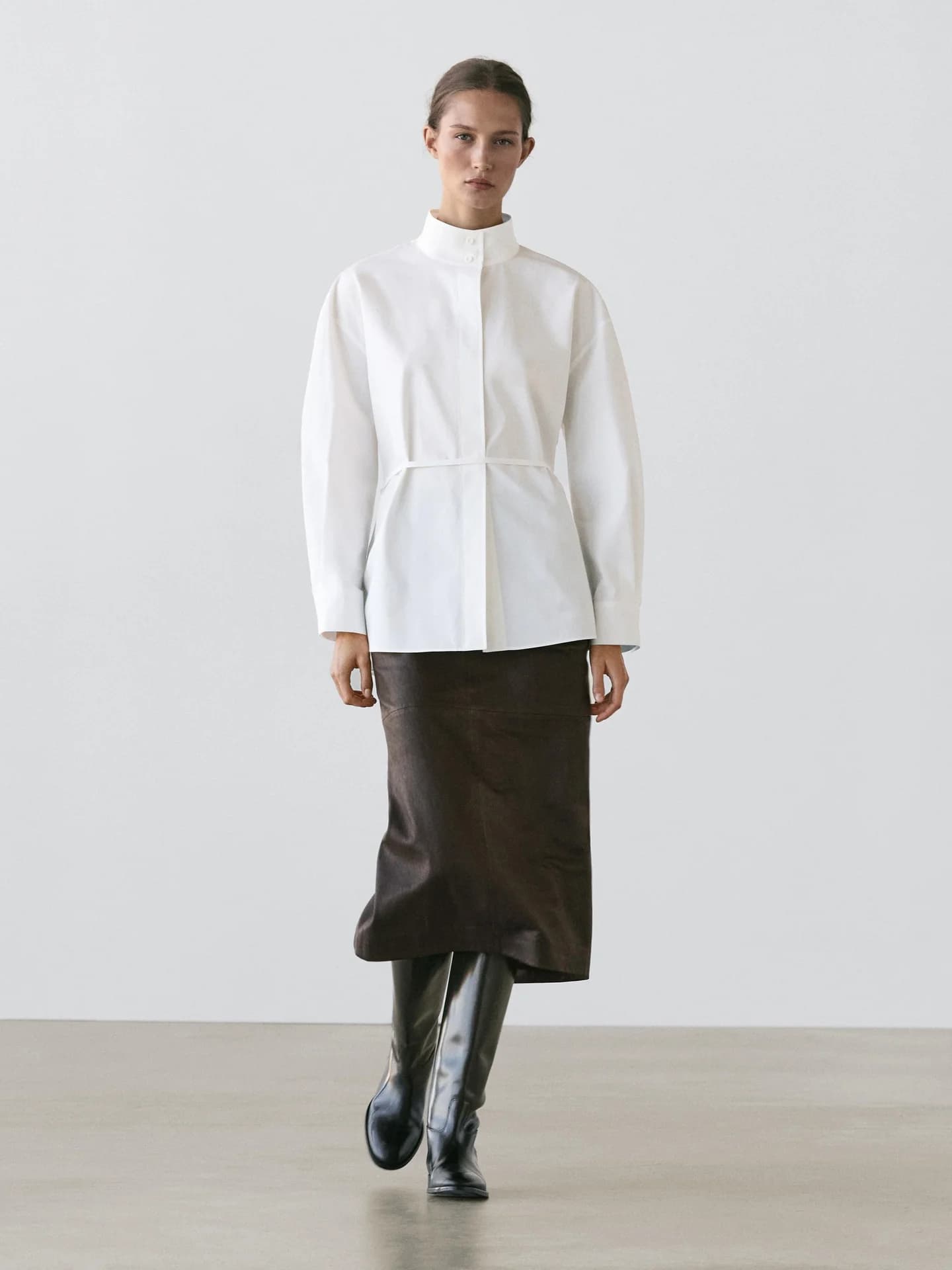 Рубашка с воротником стойкой и декоративным поясом. - фото 10