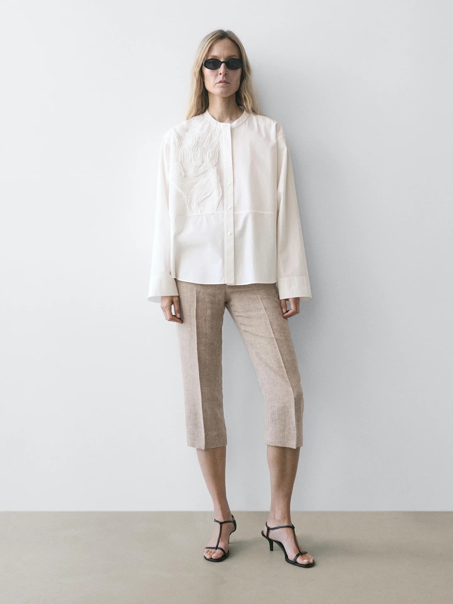 Рубашка из смесового хлопка с декоративной вышивкой - фото 6