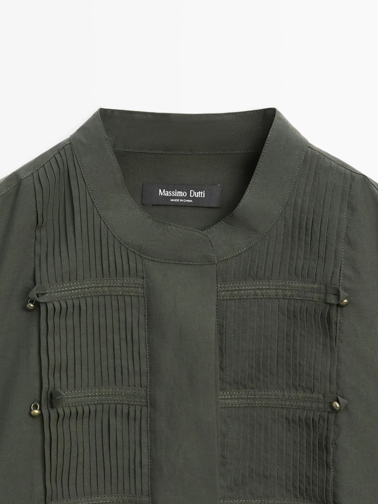 Рубашка с тонкими складками и воротником стойкой. - фото 5