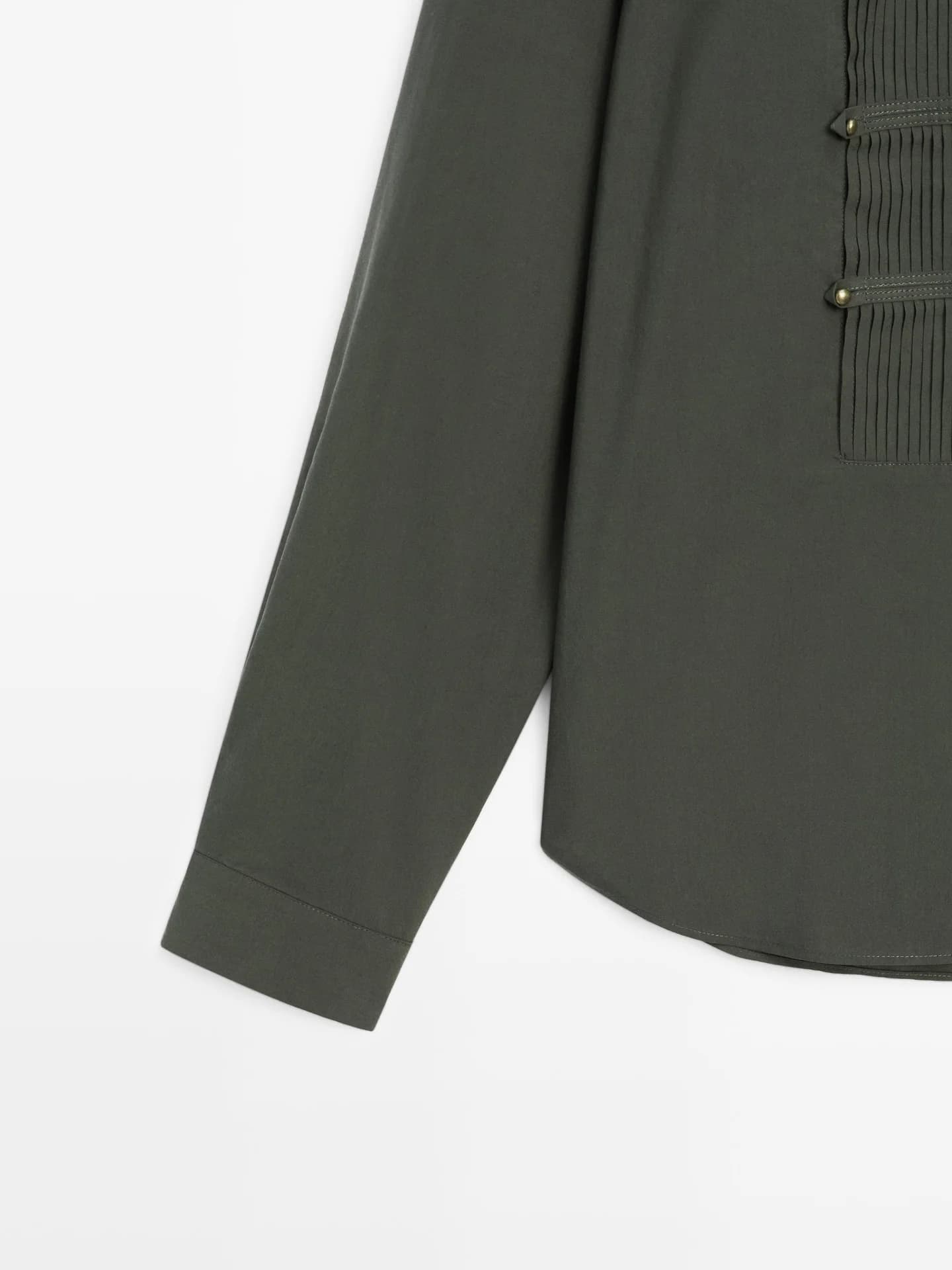 Рубашка с тонкими складками и воротником стойкой. - фото 6