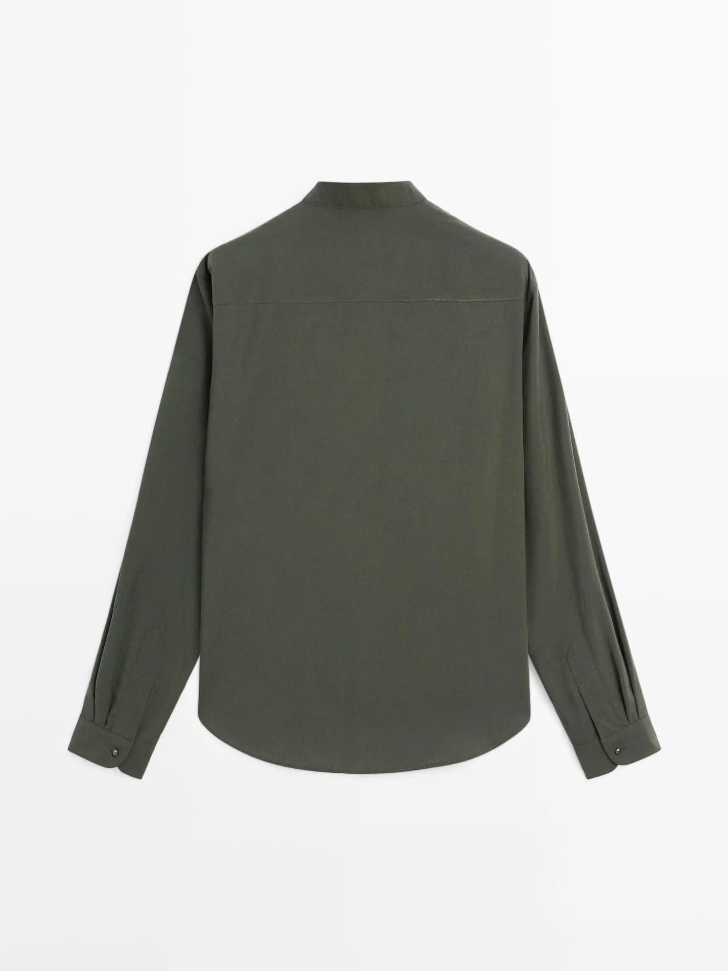 Рубашка с тонкими складками и воротником стойкой. - фото 7