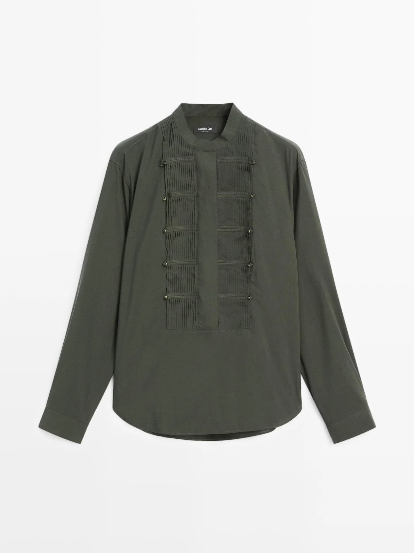 Рубашка с тонкими складками и воротником стойкой. - фото 8