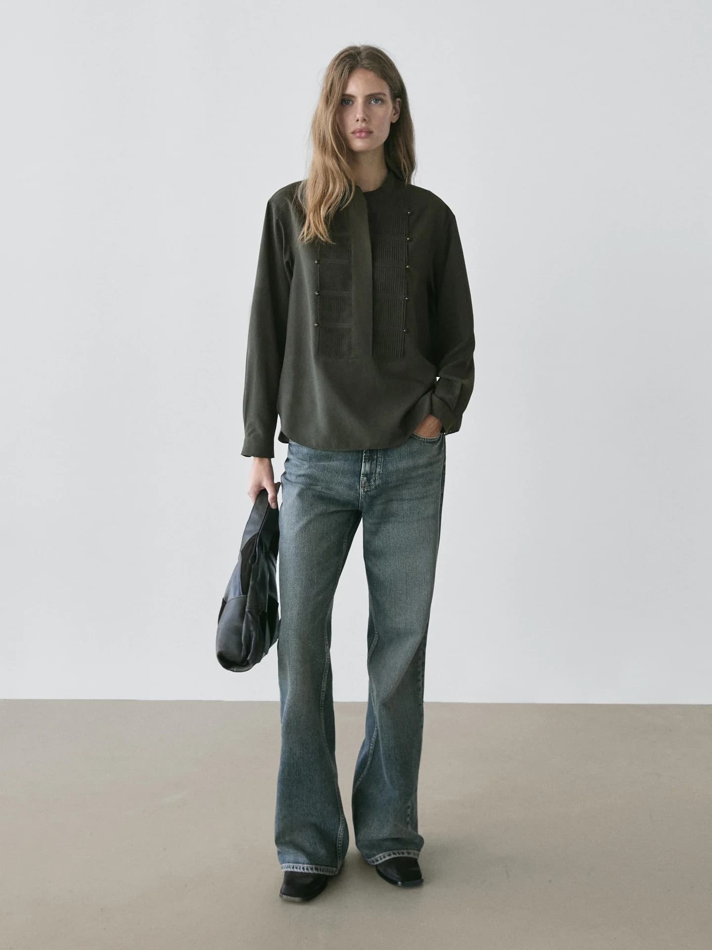 Рубашка с тонкими складками и воротником стойкой. - фото 9