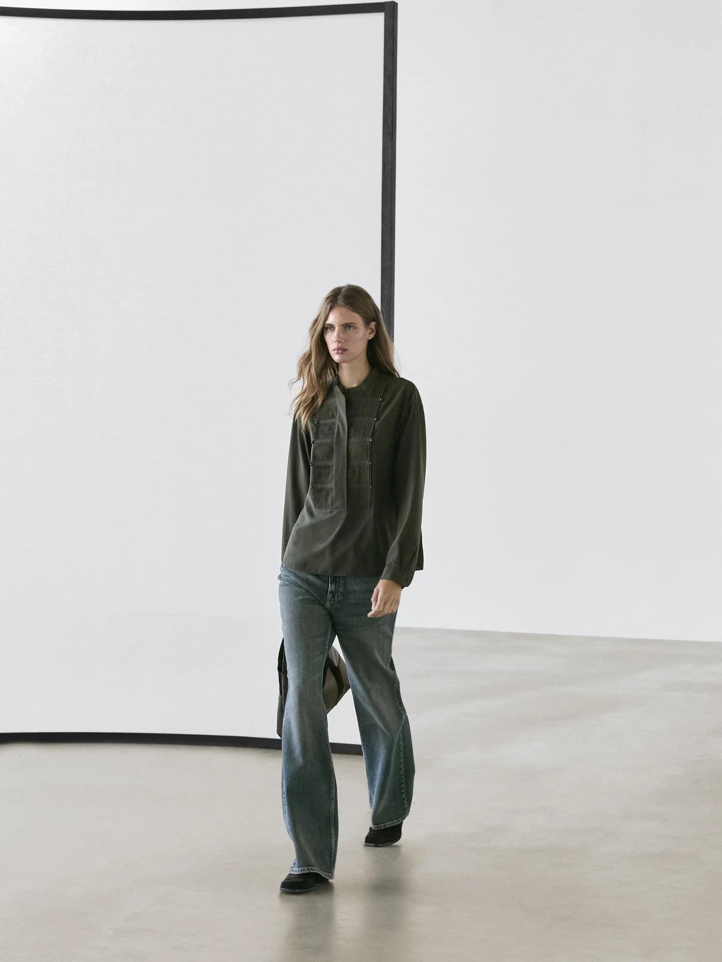 Рубашка с тонкими складками и воротником стойкой. - фото 10