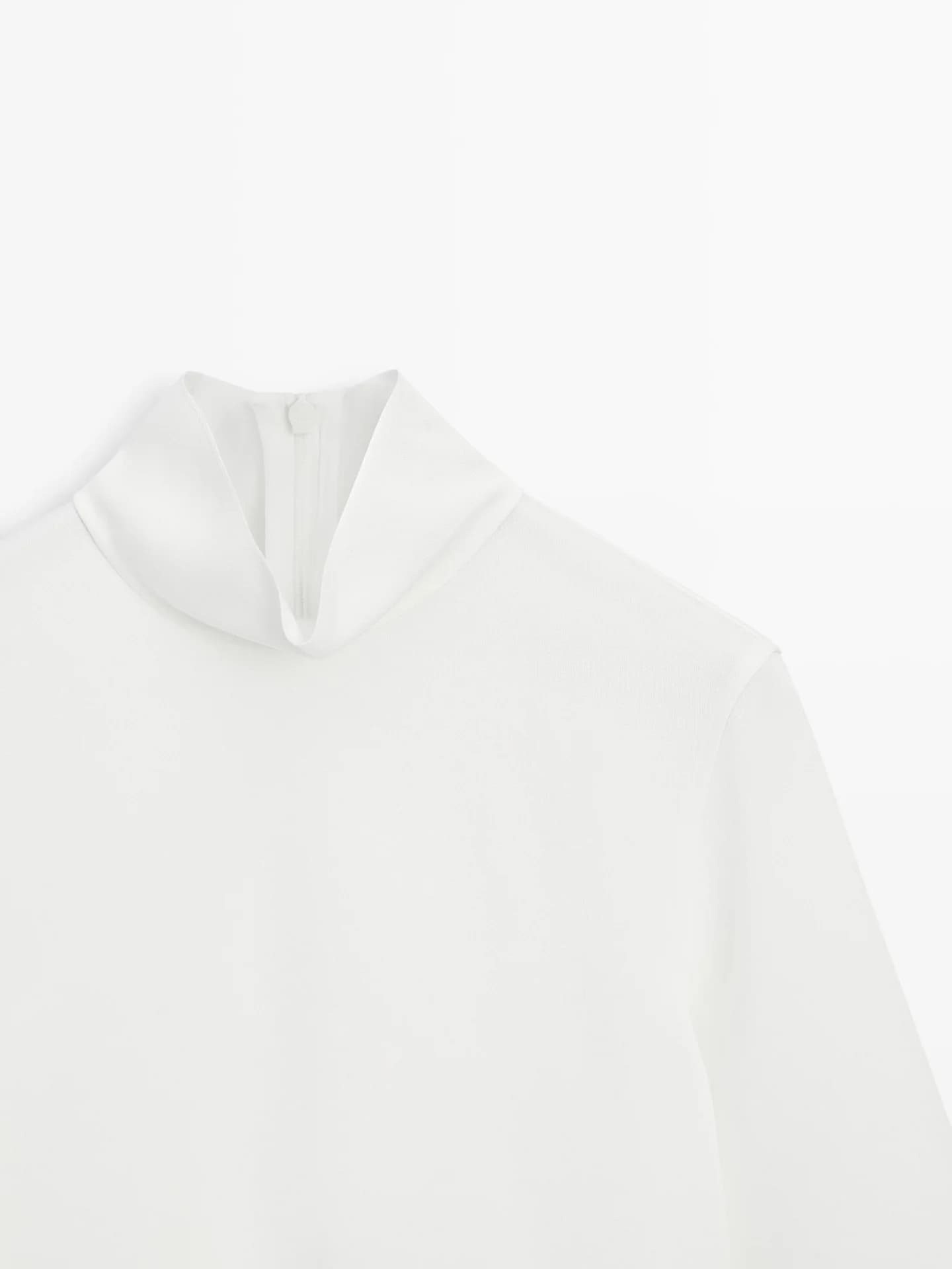 Блузка с воротником-водолазкой и декоративным низом - фото 3