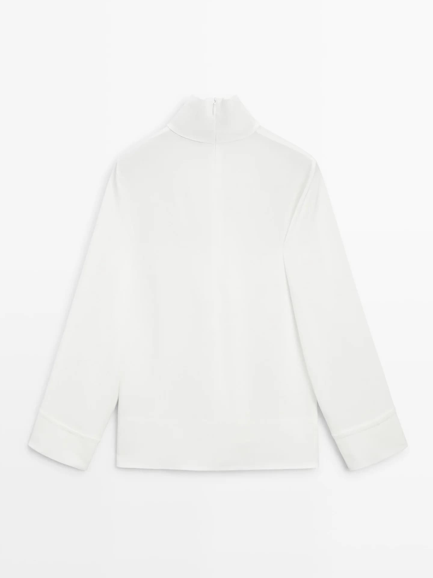 Блузка с воротником-водолазкой и декоративным низом - фото 6