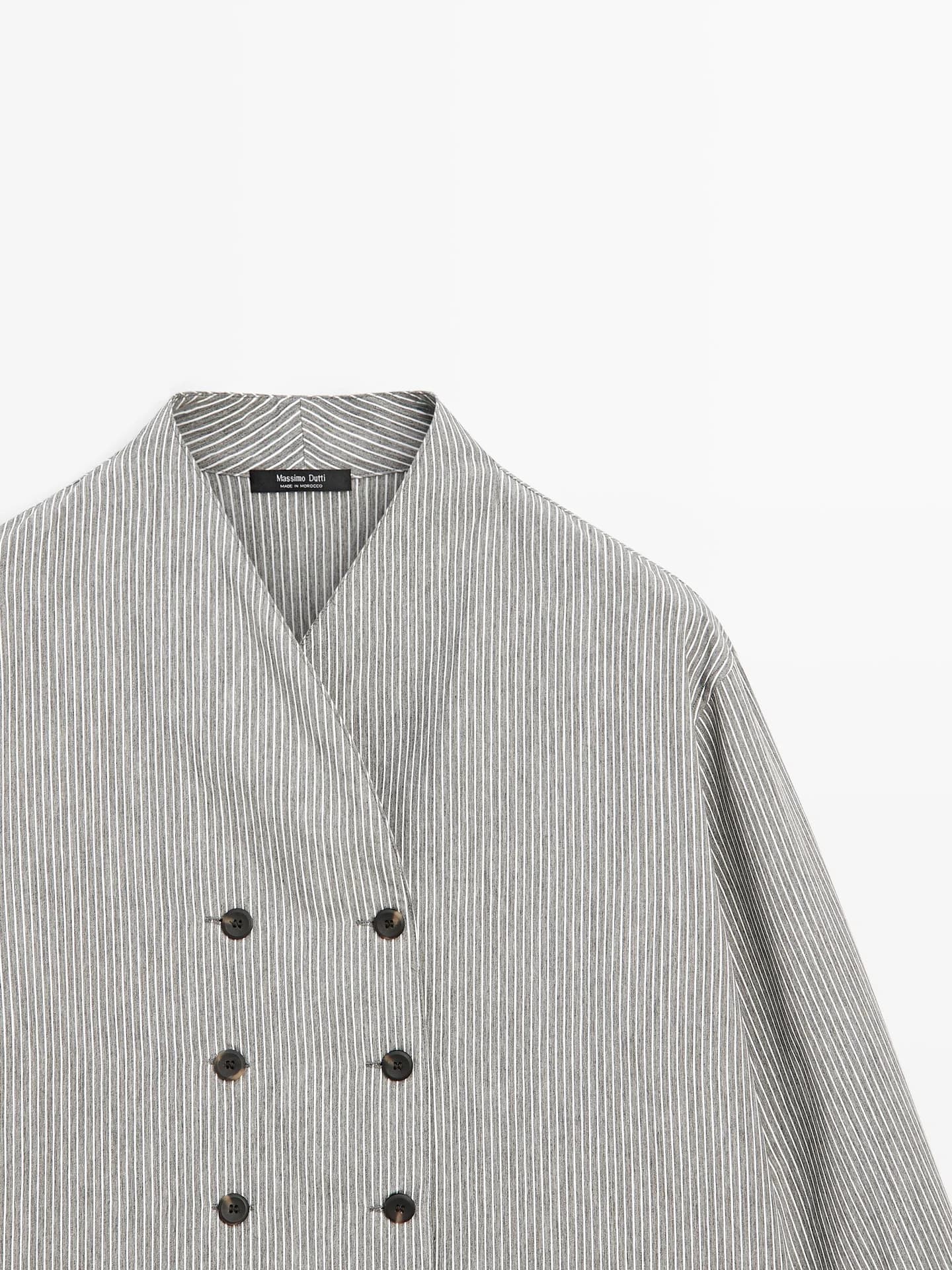 Свободная рубашка в полоску с декоративными пуговицами. - фото 15