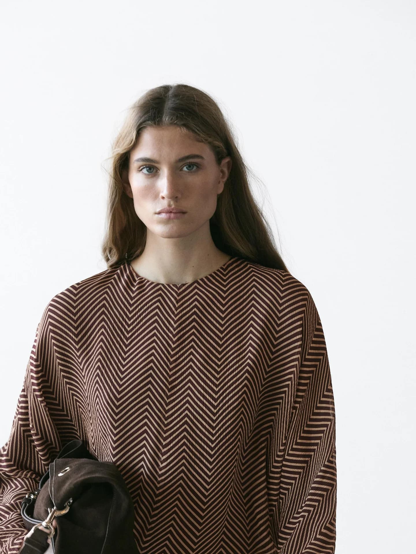 Свободная блузка с геометрическим узором - фото 3