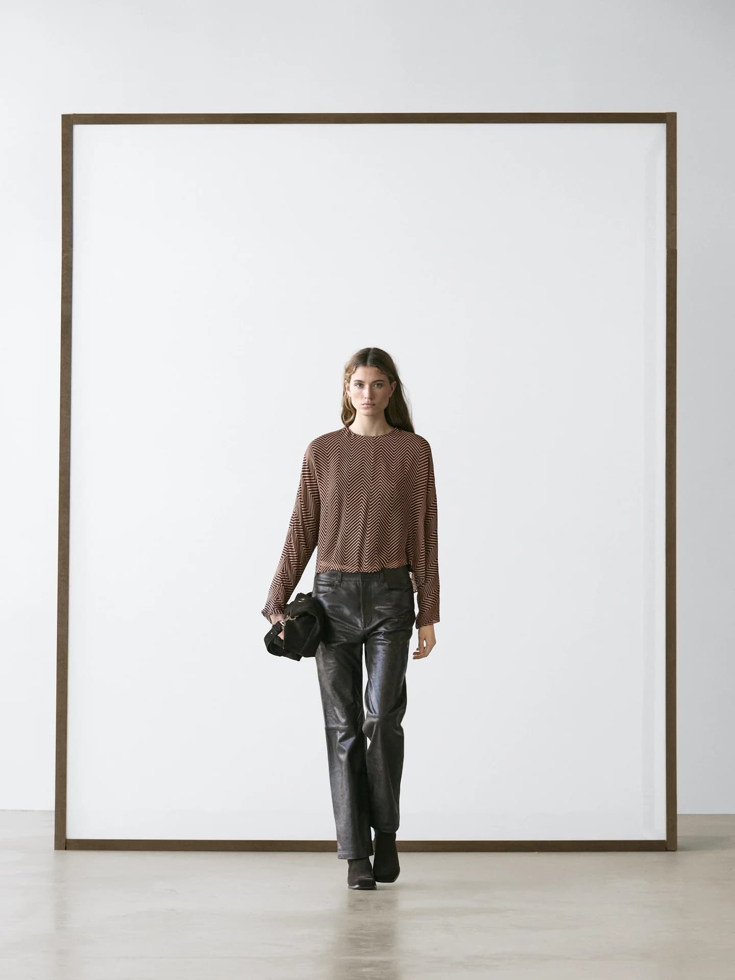 Свободная блузка с геометрическим узором - фото 4