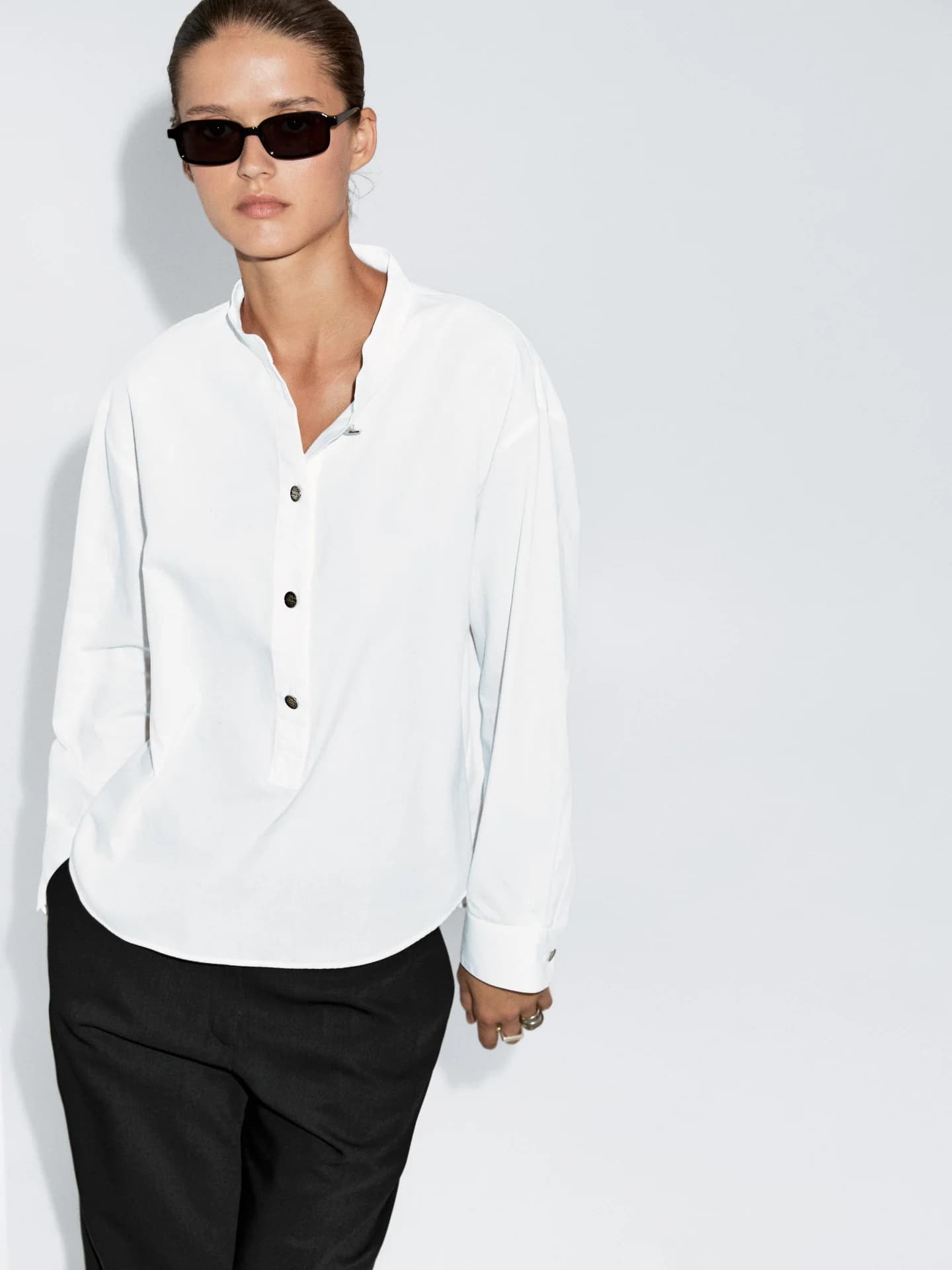 Рубашка с воротником стойкой и золотыми пуговицами - фото 3