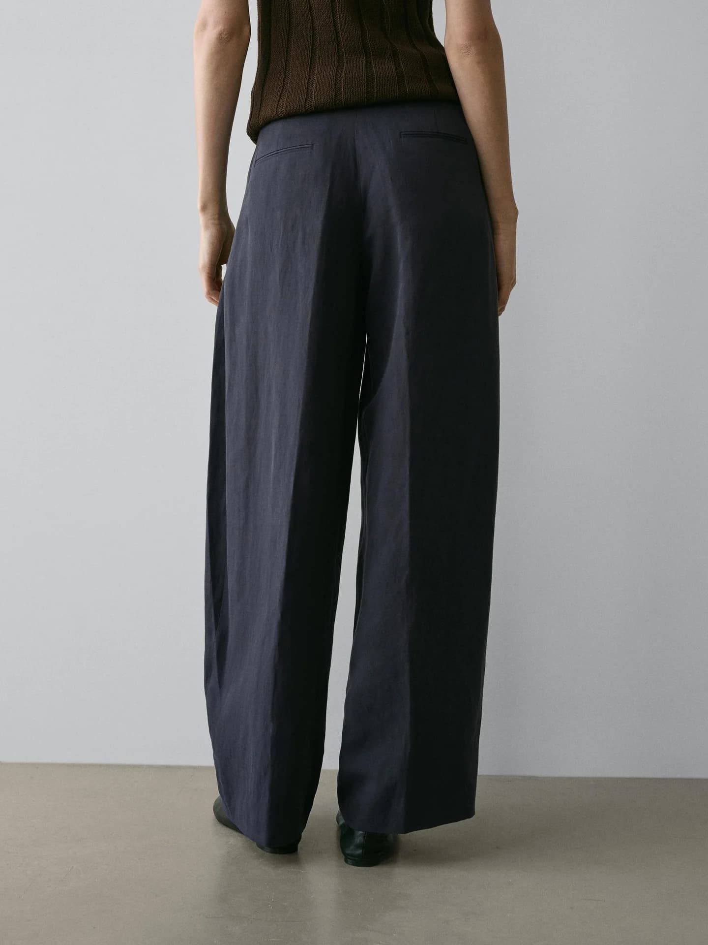 Струящиеся брюки со складками - фото 10