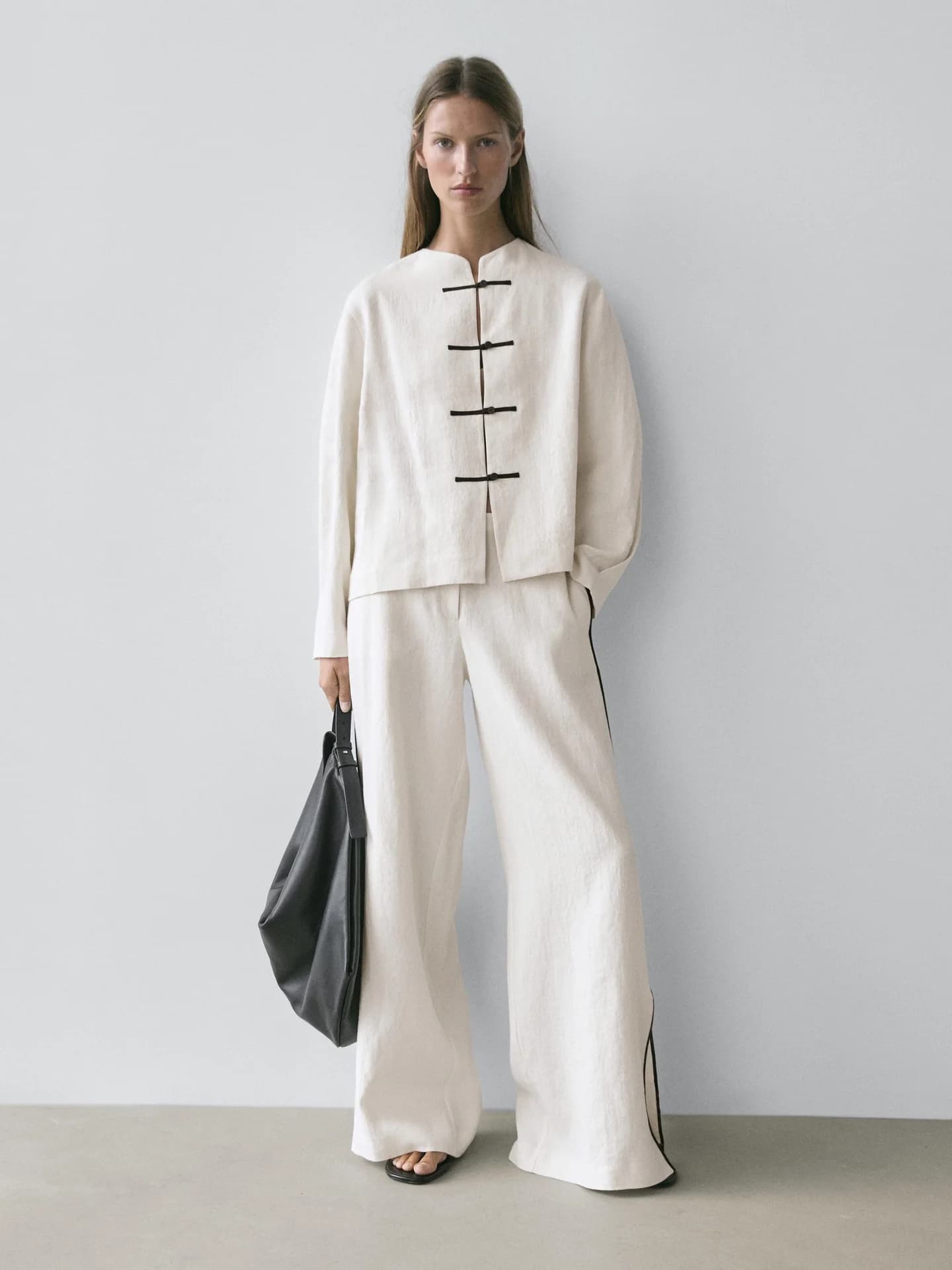 Льняные брюки с контрастной окантовкой - фото 9