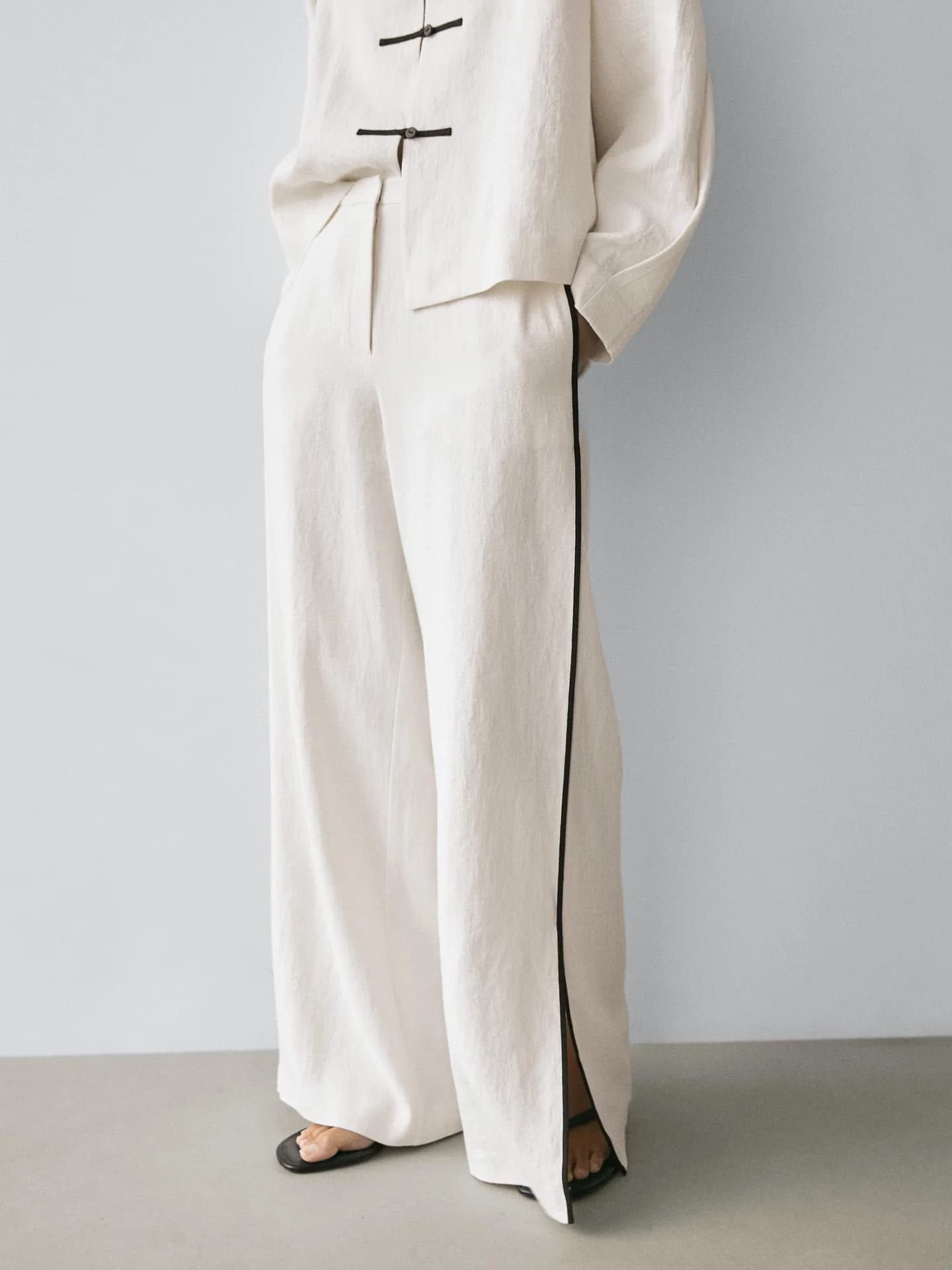 Льняные брюки с контрастной окантовкой - фото 10
