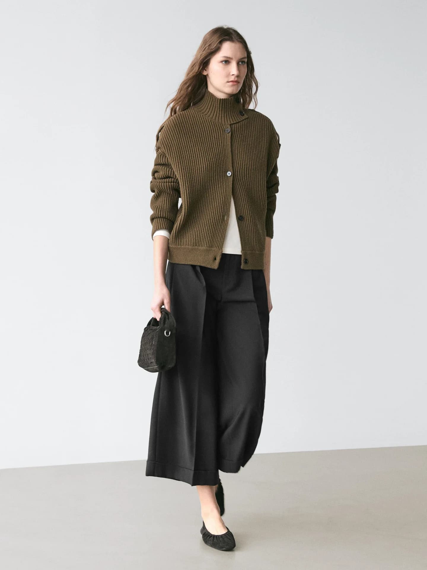 Свободные брюки со складками - фото 9