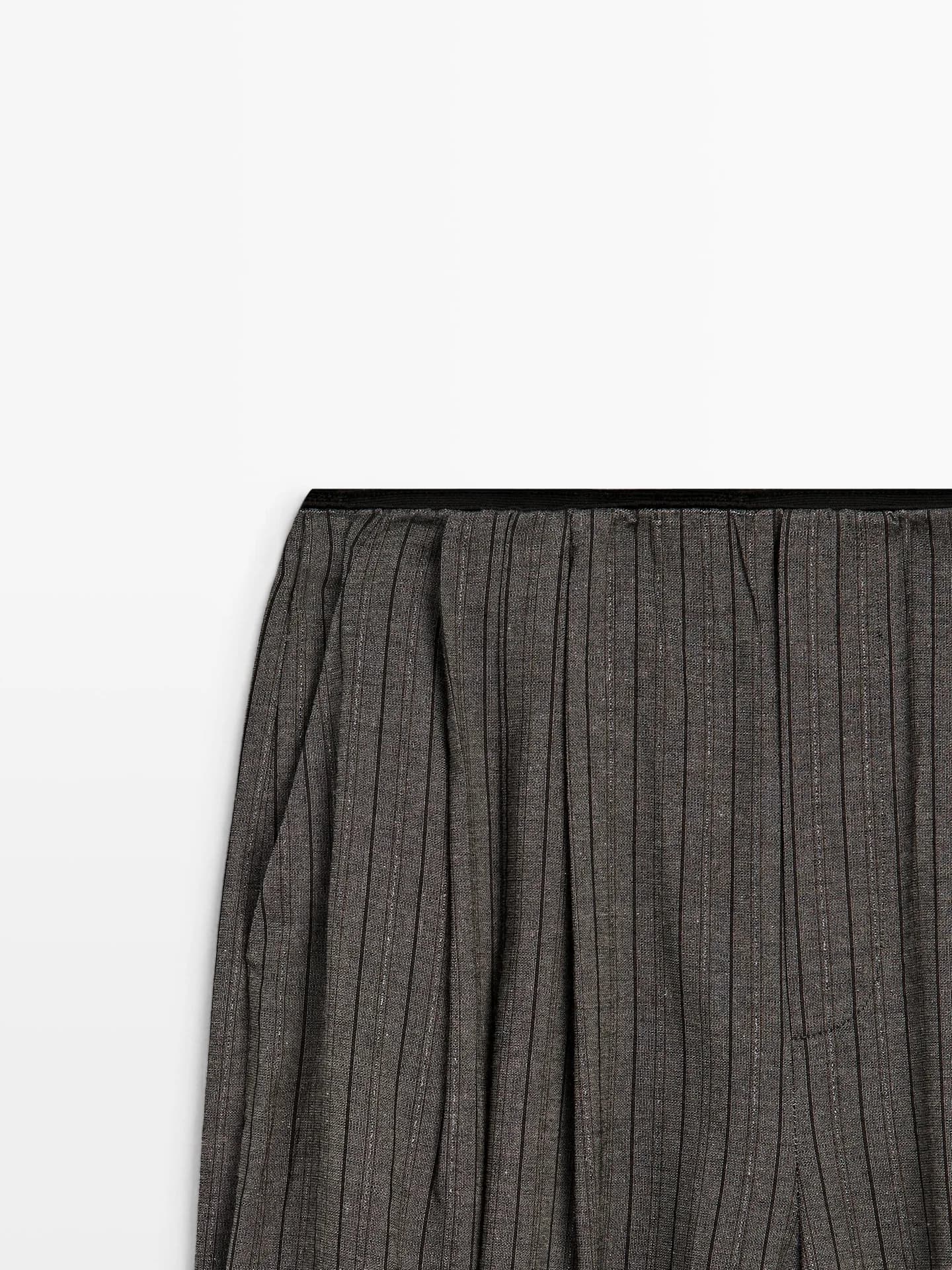 Свободные полосатые брюки объемного кроя. - фото 2