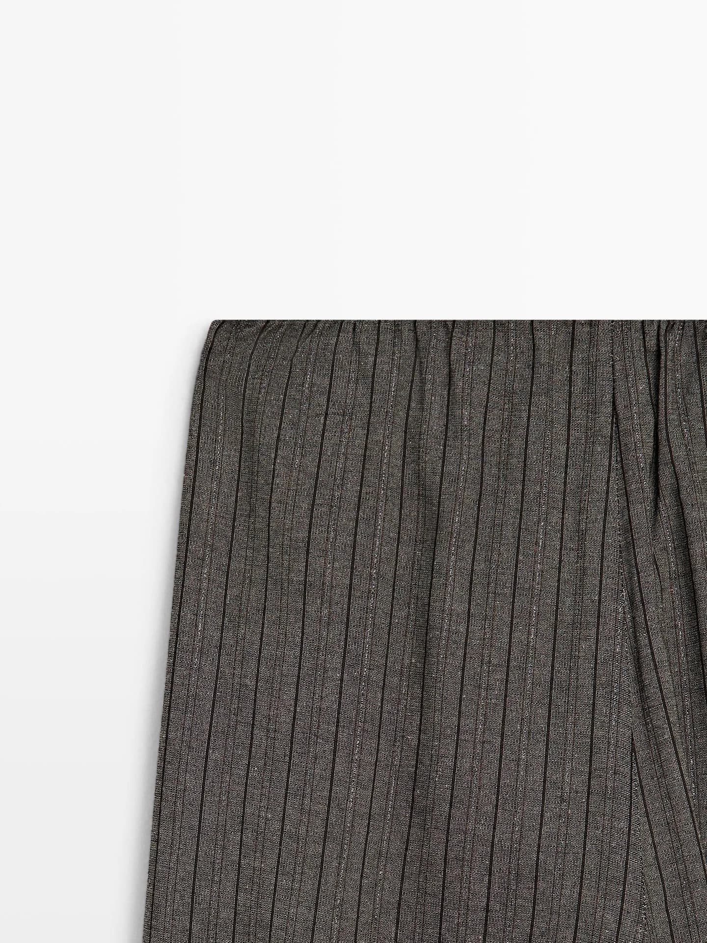 Свободные полосатые брюки объемного кроя. - фото 5