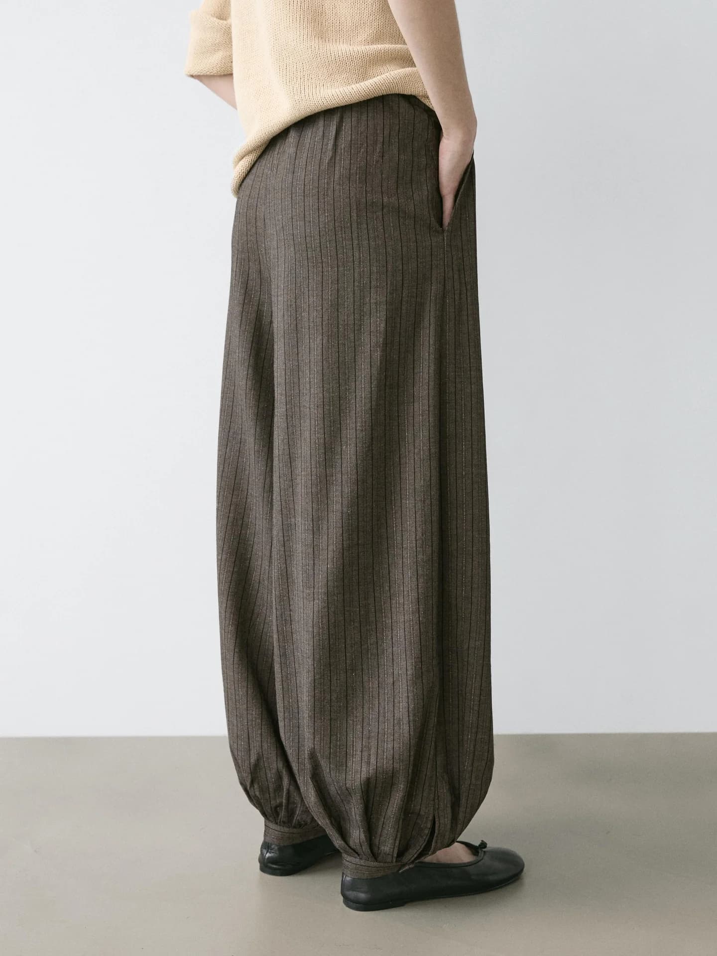 Свободные полосатые брюки объемного кроя. - фото 9