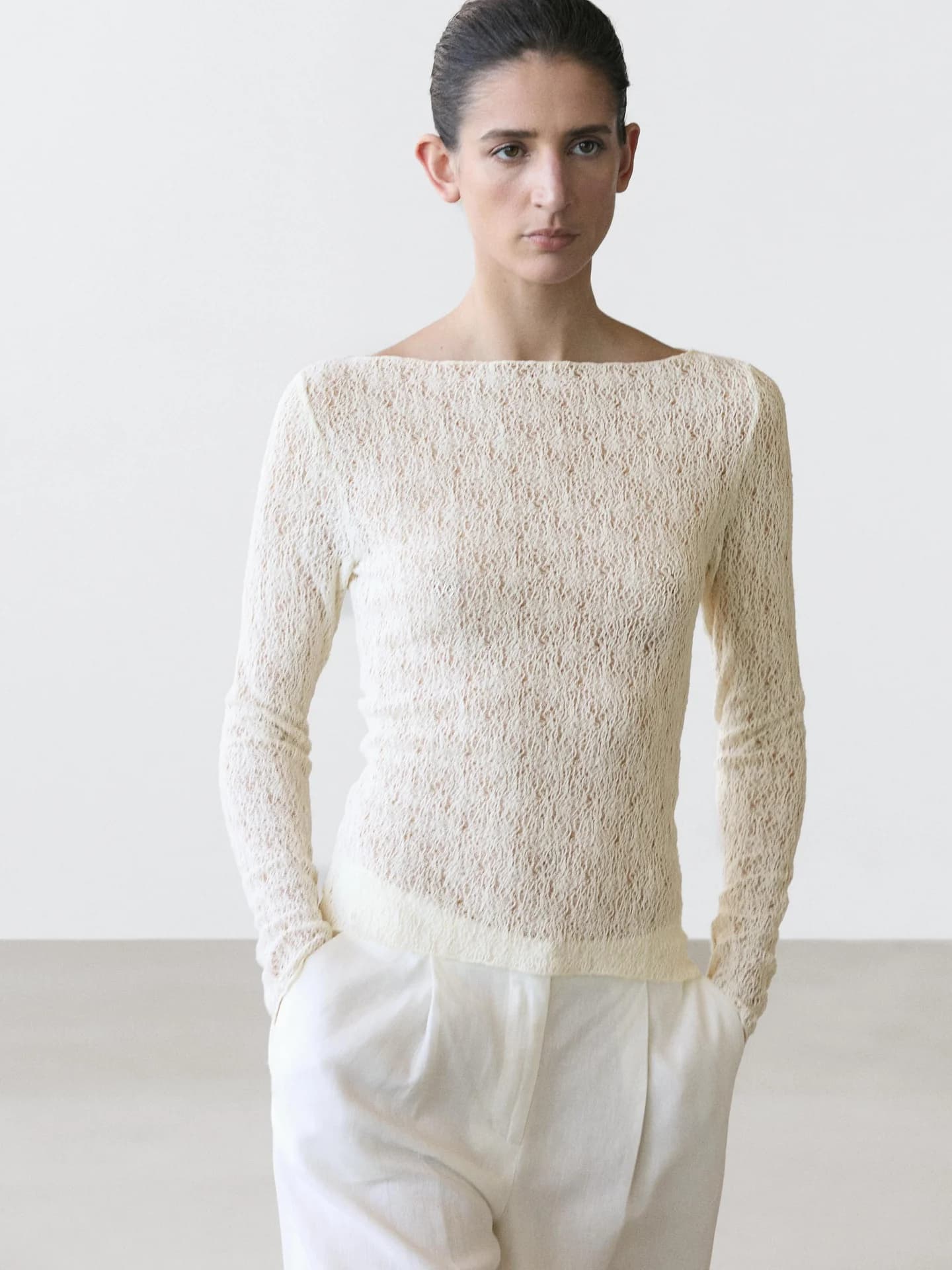 Футболка с вырезом «лодочка» и кружевными деталями - фото 3