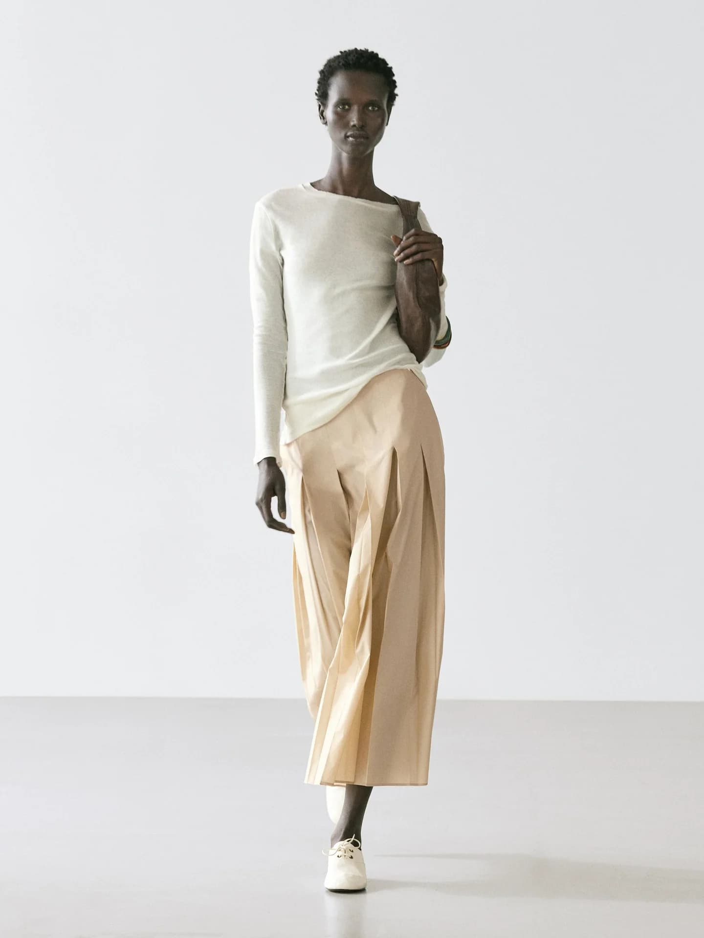 Прозрачная футболка из 100% хлопка с декоративным вырезом. - фото 9