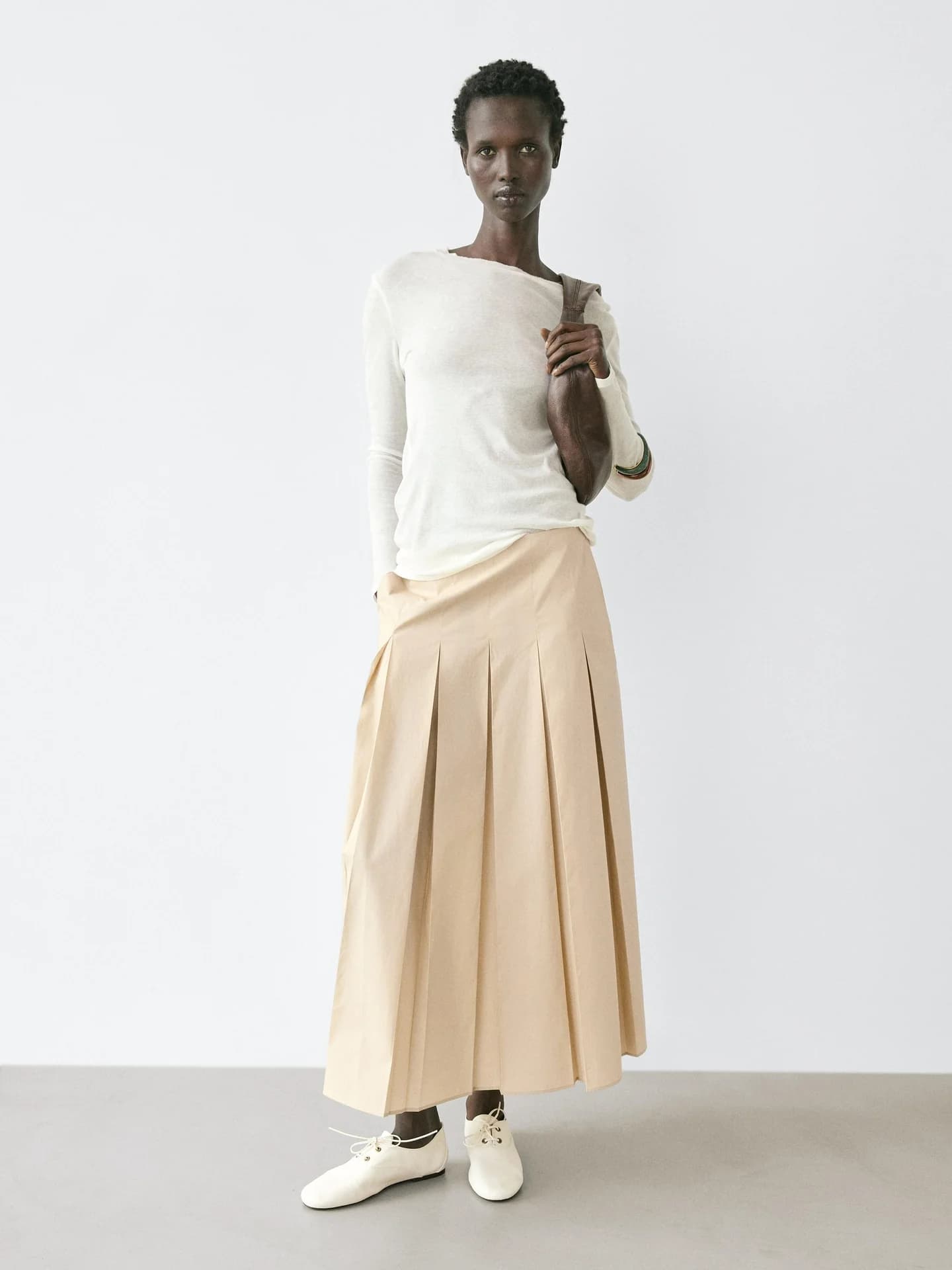 Прозрачная футболка из 100% хлопка с декоративным вырезом. - фото 10